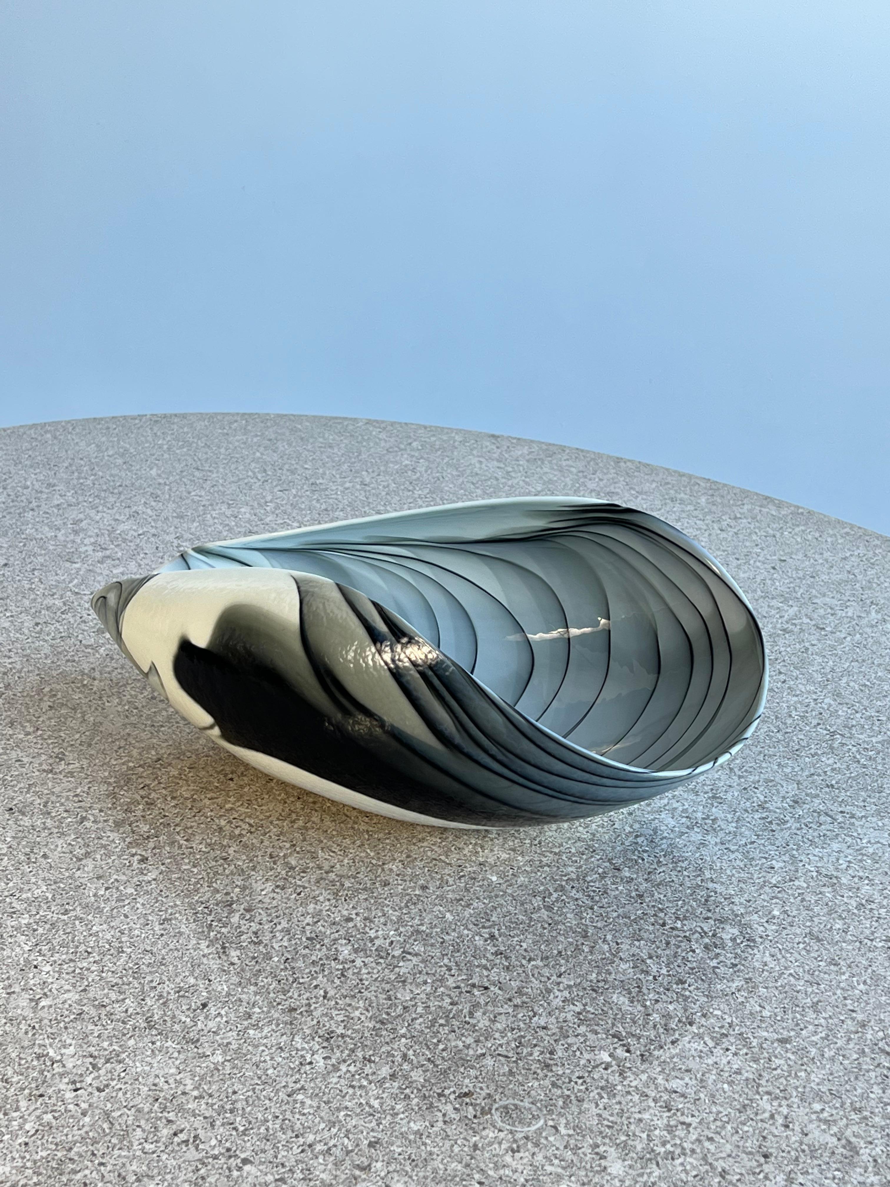 Astonishing creation by Vetro Artistico Murano, large design bowl in ivory and grey hues. This modern bowl revokes the sea and its elements, thanks to its elegant stripes that always gives unique result.