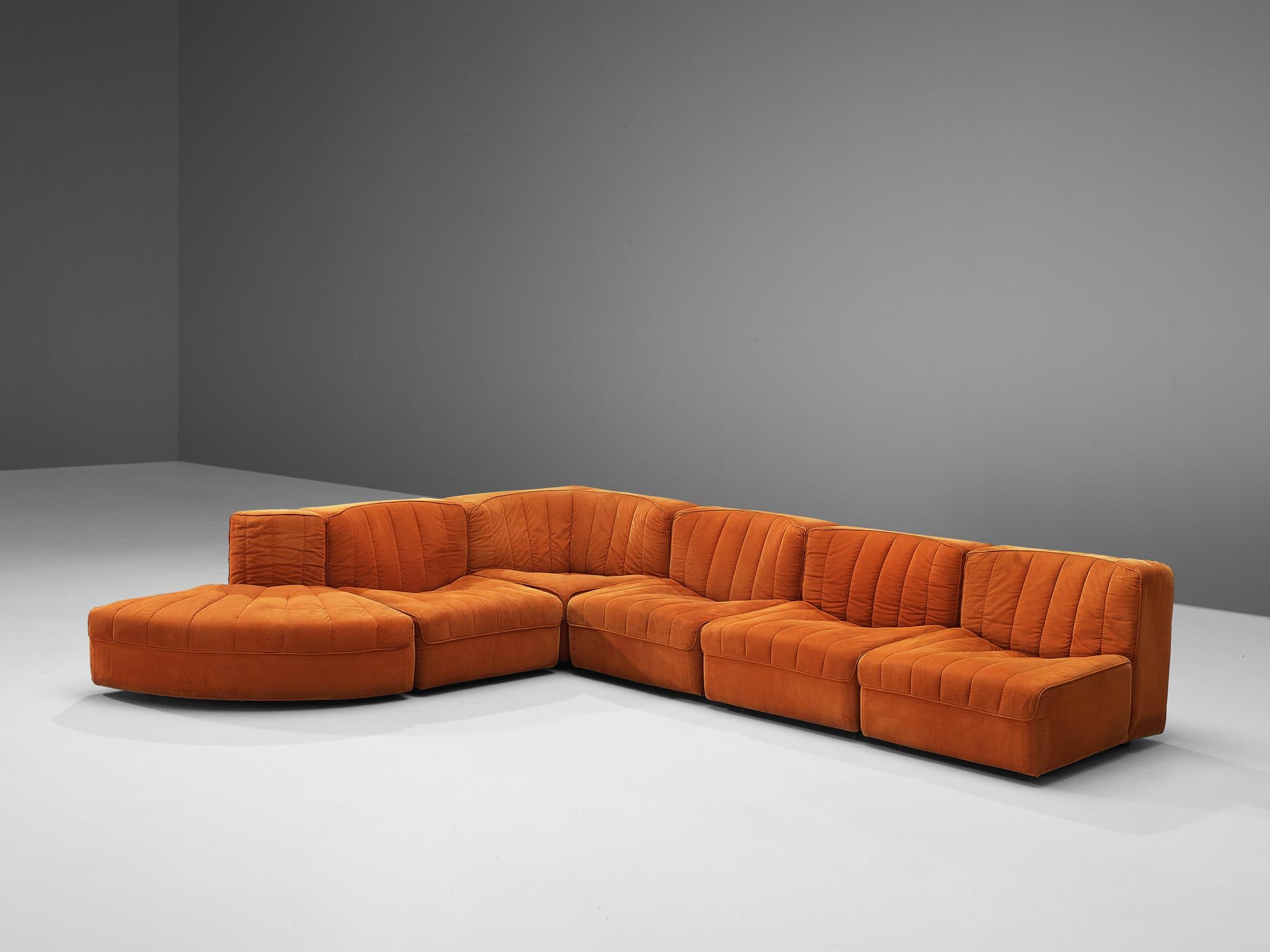 Tito Agnoli for Arflex, modular sofa model '9000', orange fabric upholstery, Italy, 1970s

The sectional elements this sofa can be used freely and apart from one another. The backs and armrests are decided with vertical sections. There is one corner