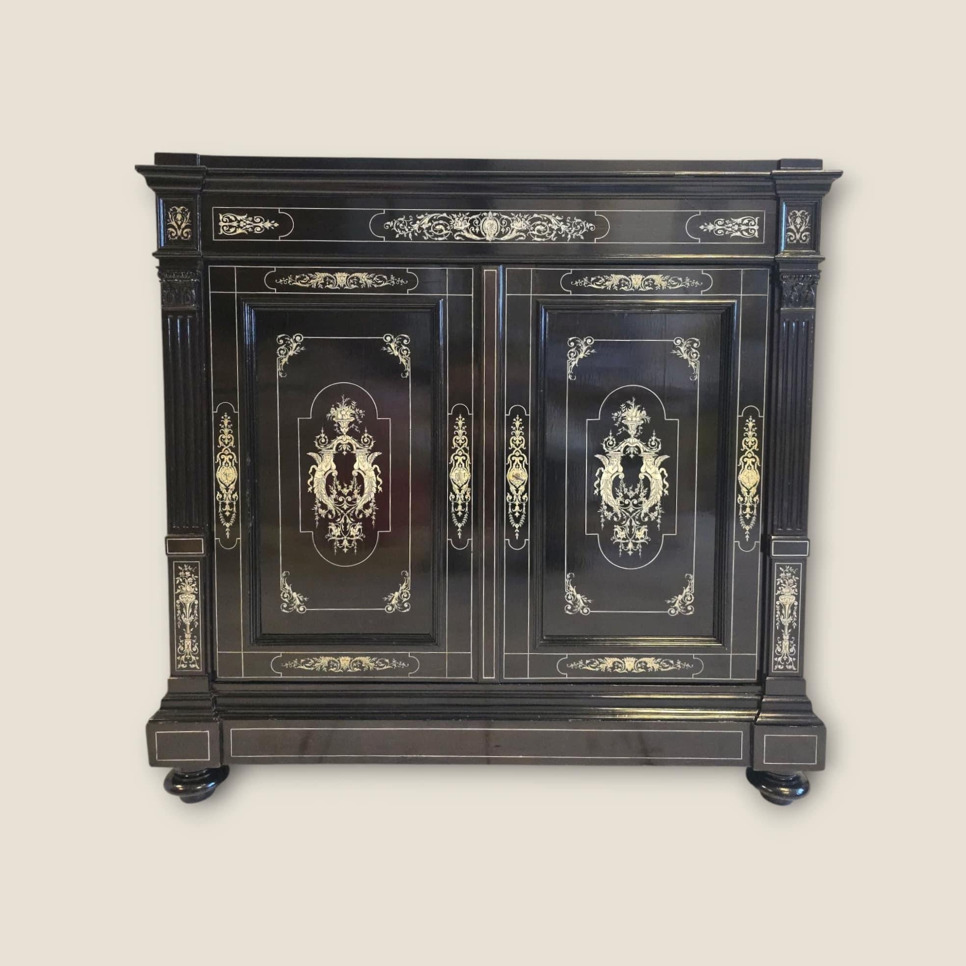 Large Italian Sideboard with Marquetry – 19th Century For Sale 6