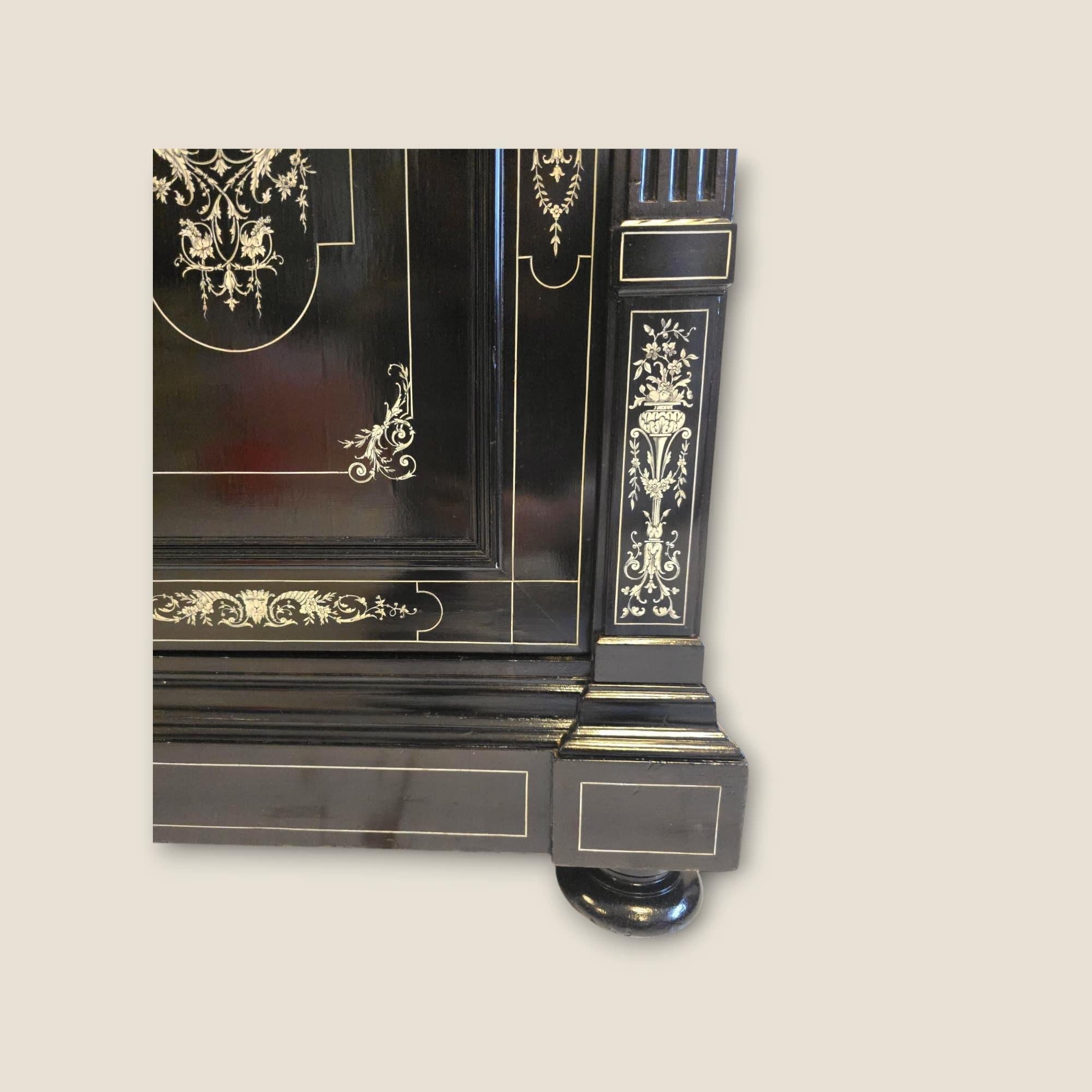 Large Italian Sideboard with Marquetry – 19th Century For Sale 8