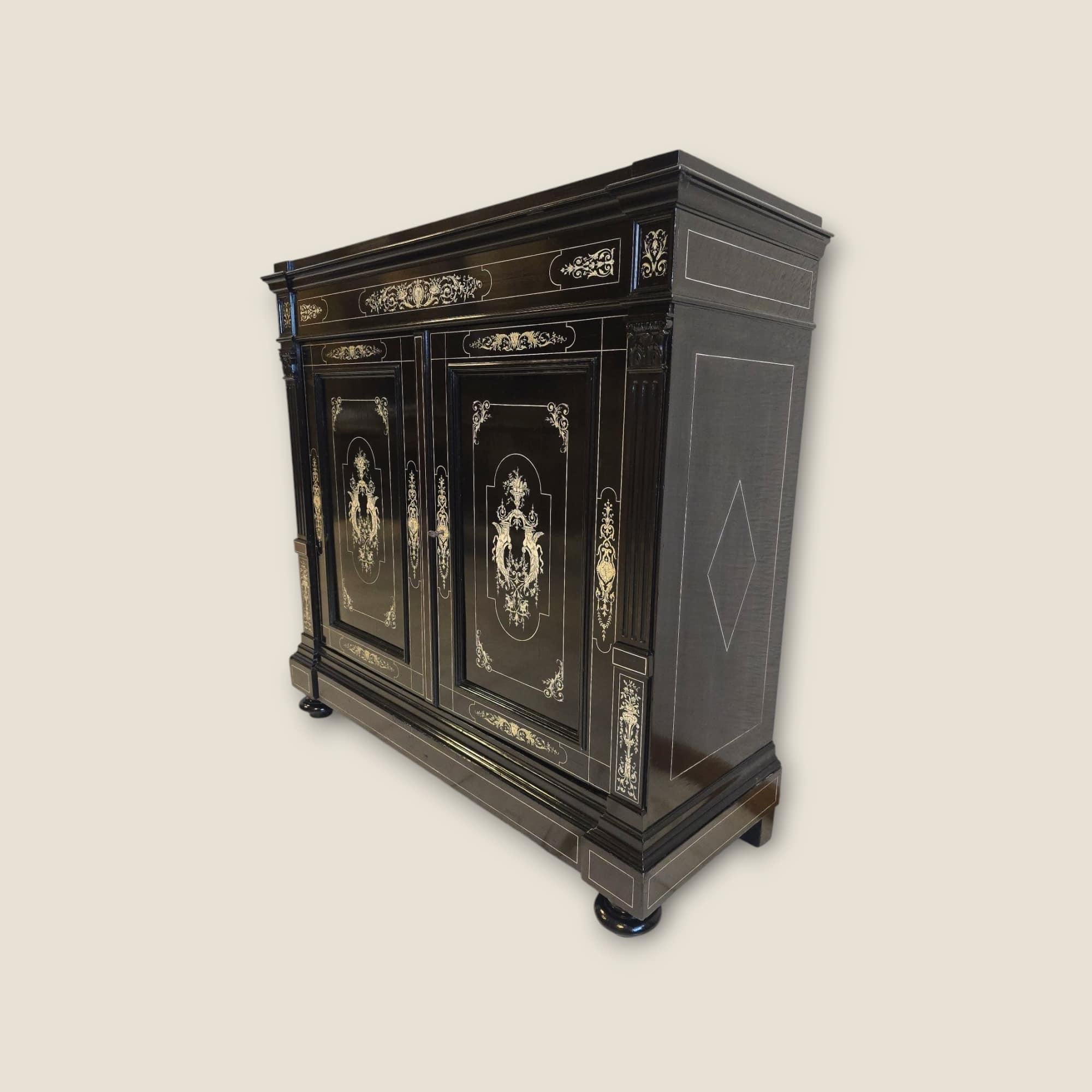 Large Italian Sideboard with Marquetry – 19th Century For Sale 9