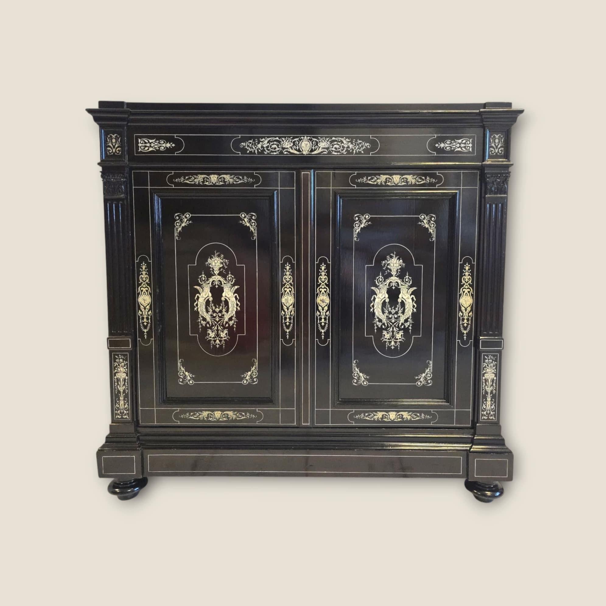 Large Italian Sideboard with Marquetry – 19th Century For Sale 11
