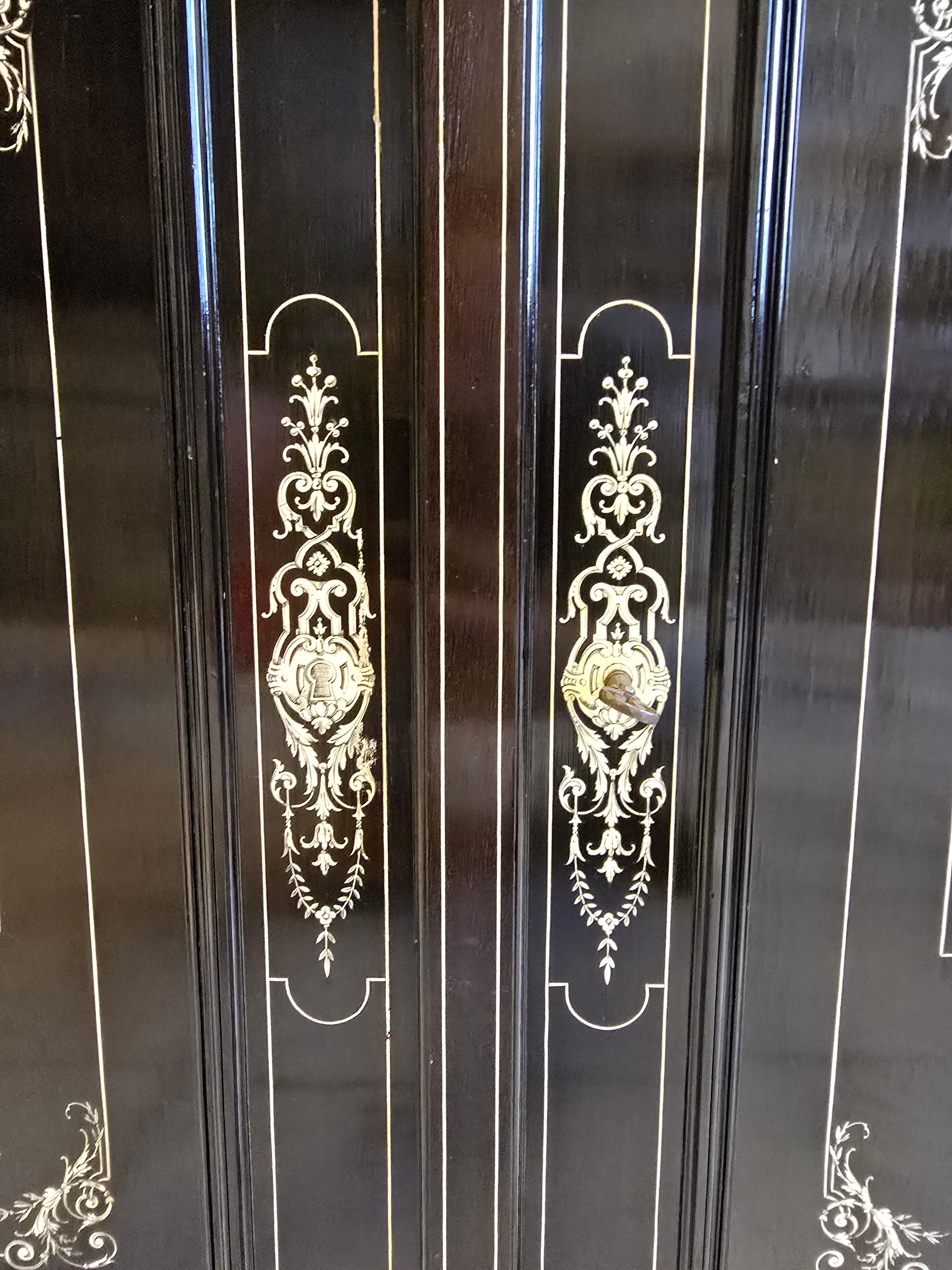 Mid-19th Century Large Italian Sideboard with Marquetry – 19th Century For Sale