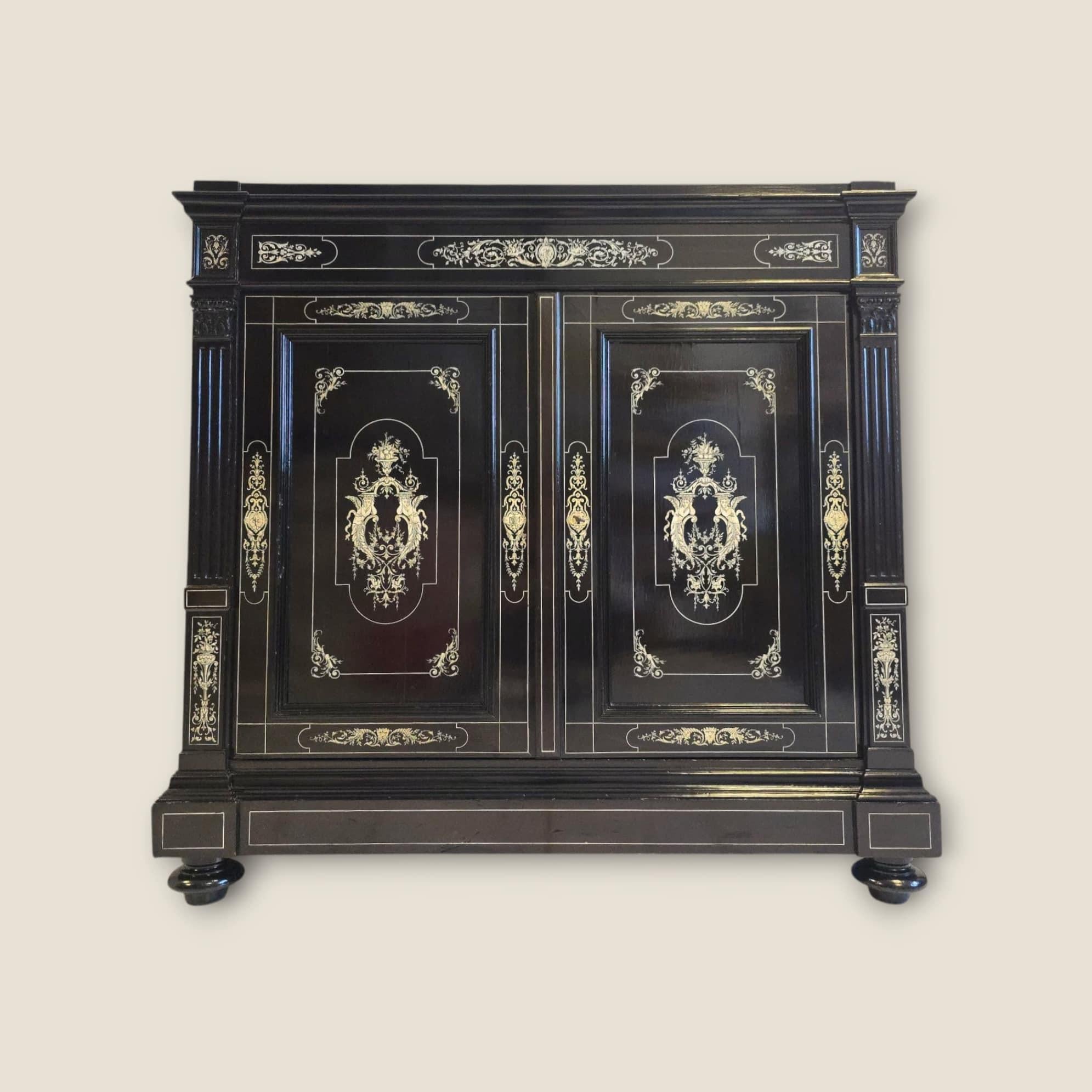 Large Italian Sideboard with Marquetry – 19th Century For Sale 1