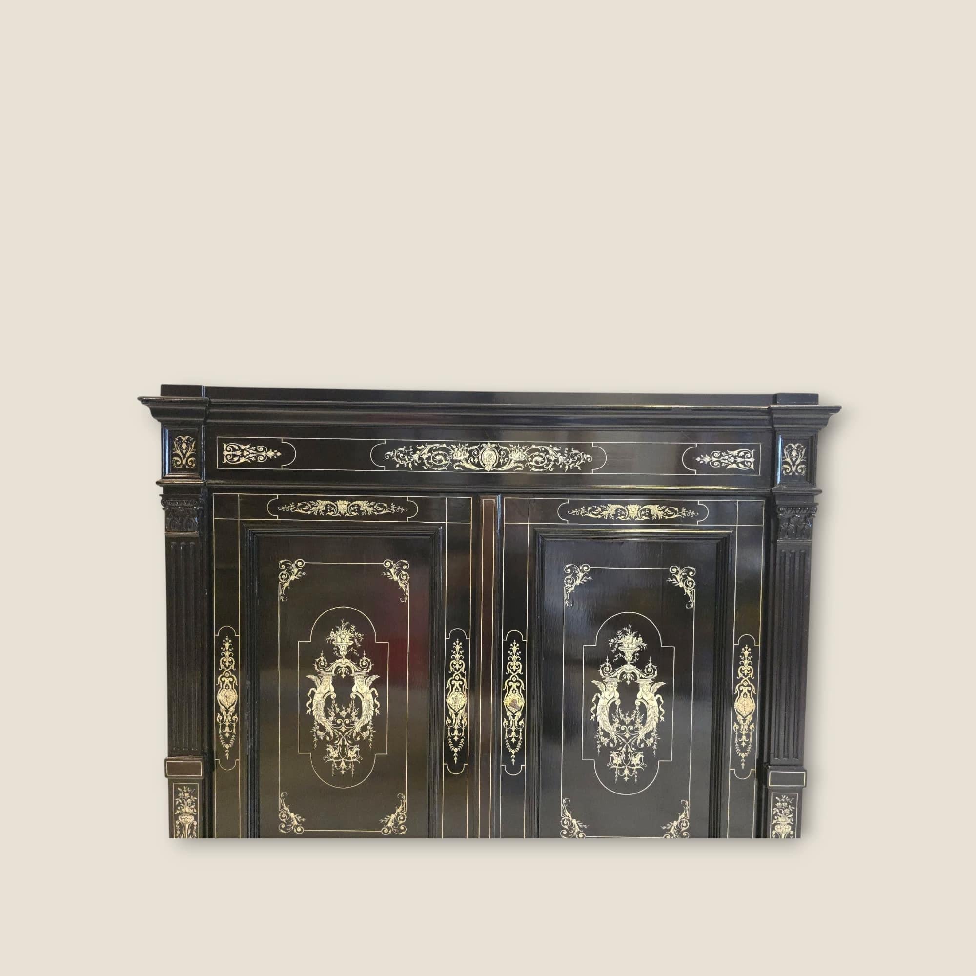 Large Italian Sideboard with Marquetry – 19th Century For Sale 3
