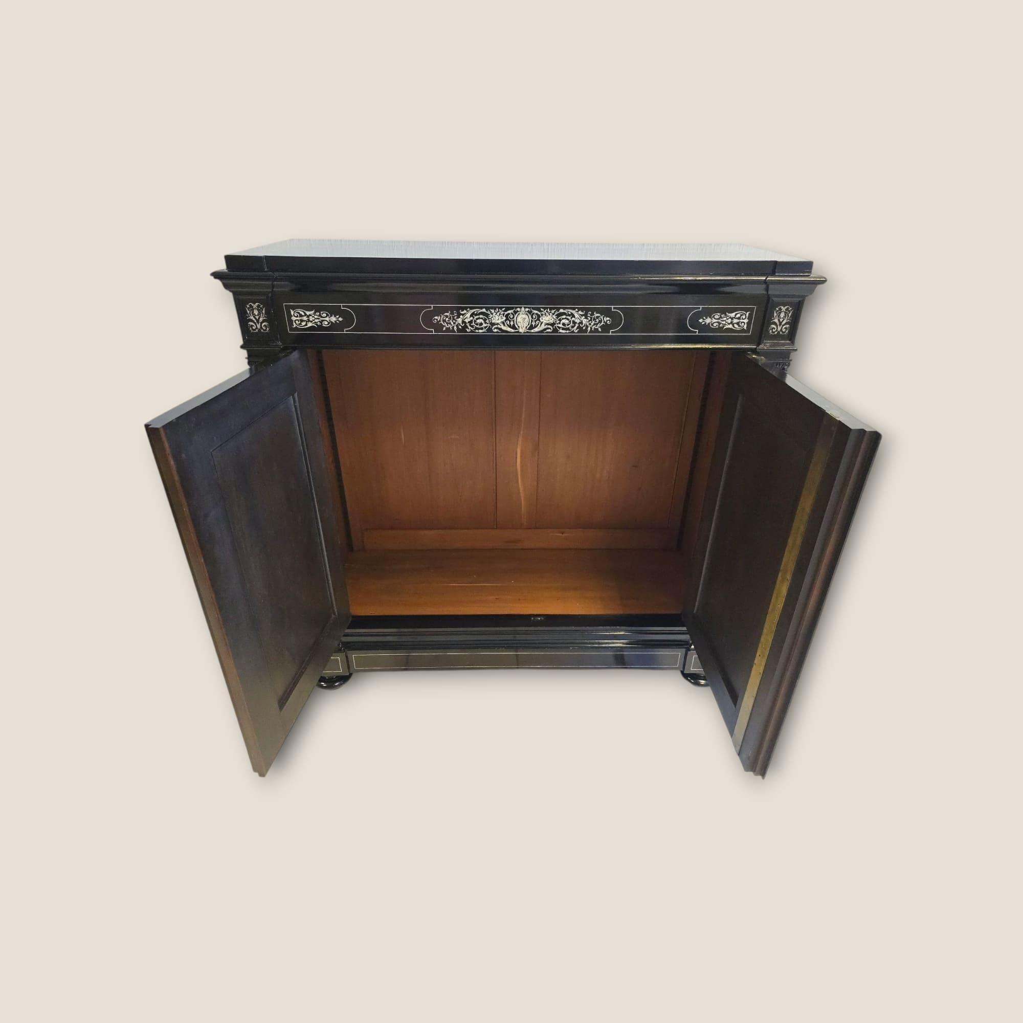 Large Italian Sideboard with Marquetry – 19th Century For Sale 4