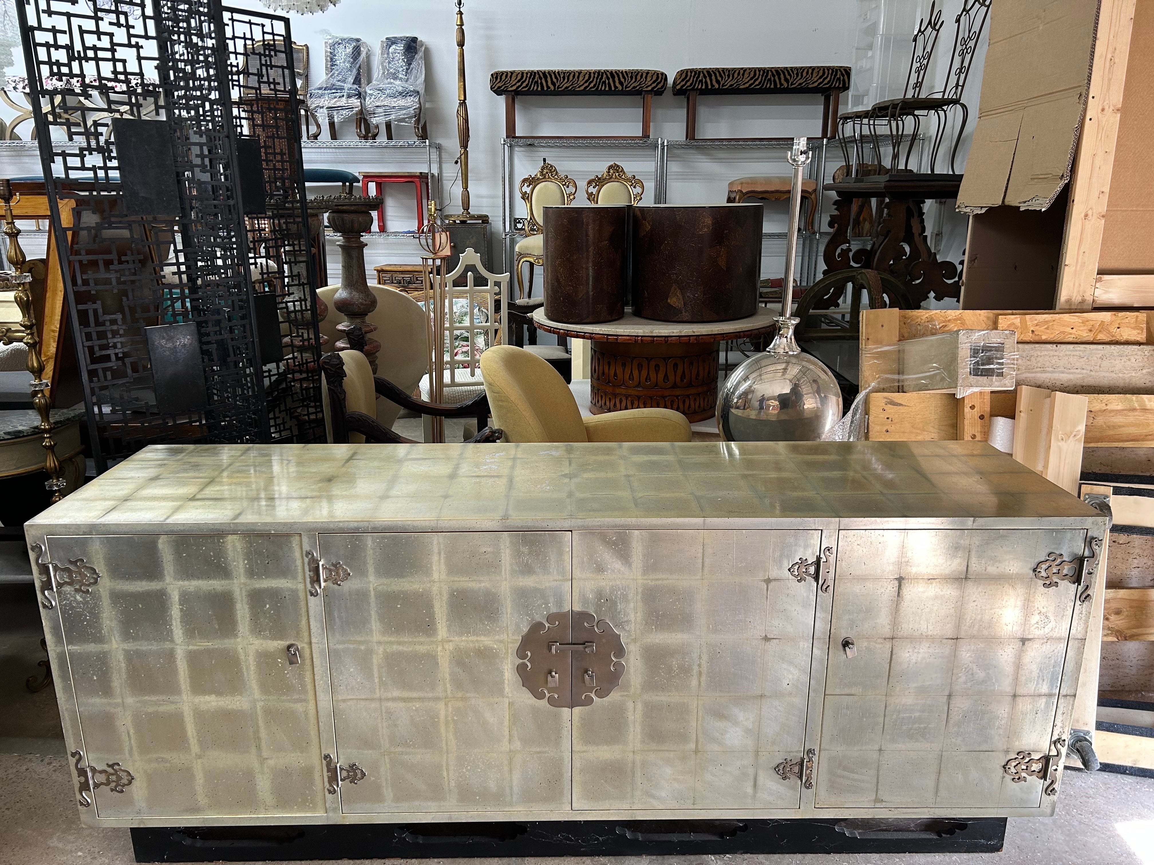Große italienische Silber vergoldete Kredenz.
Angeboten wird diese hervorragende italienische Hollywood Regency Silber vergoldet / Blattsilber Kredenz, Buffet oder Schrank mit 3 Schubladen auf der linken Seite, 3 große Schubladen in der Mitte und