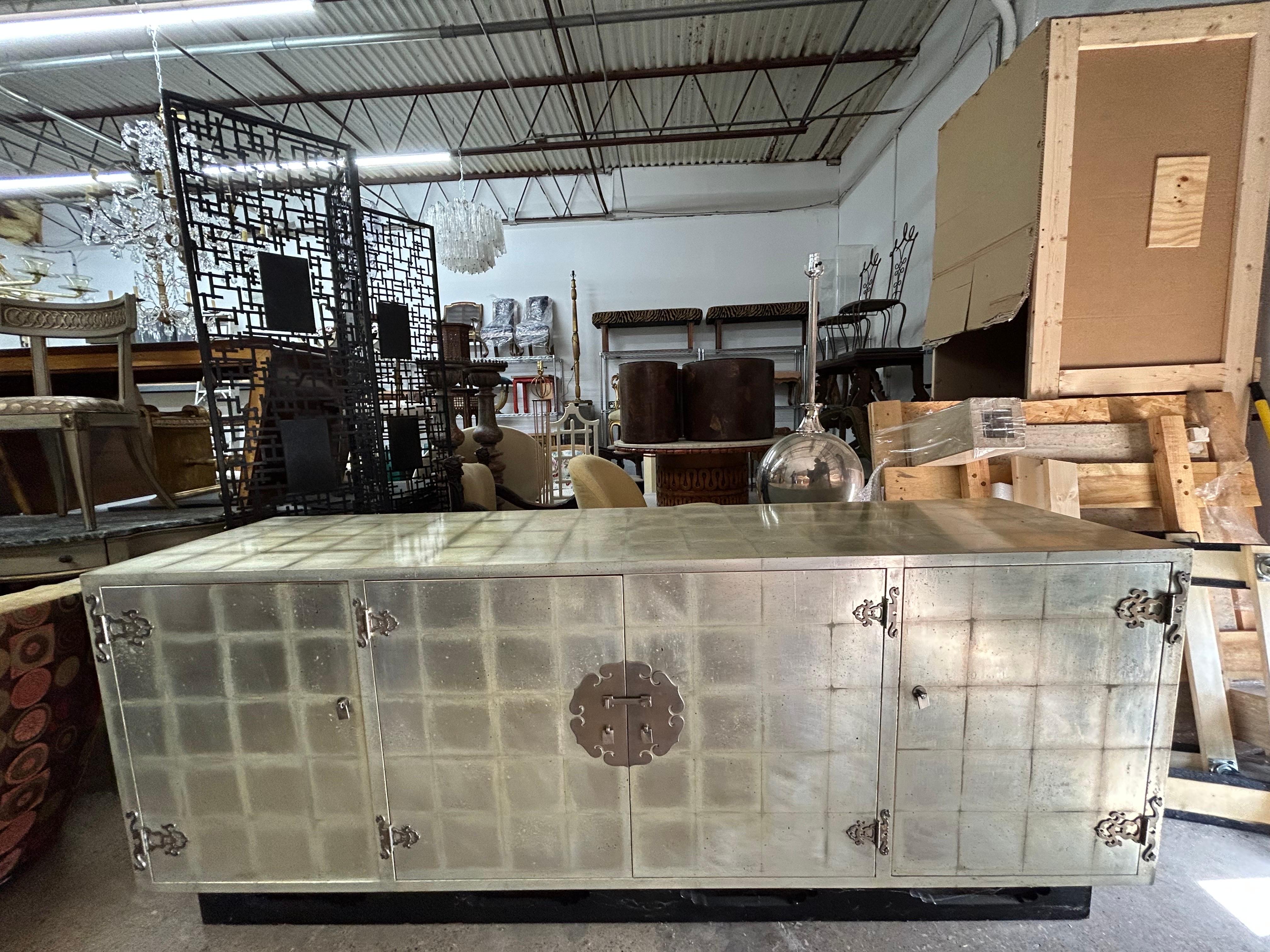 Große italienische vergoldete Silber-Anrichte im Zustand „Gut“ im Angebot in Houston, TX
