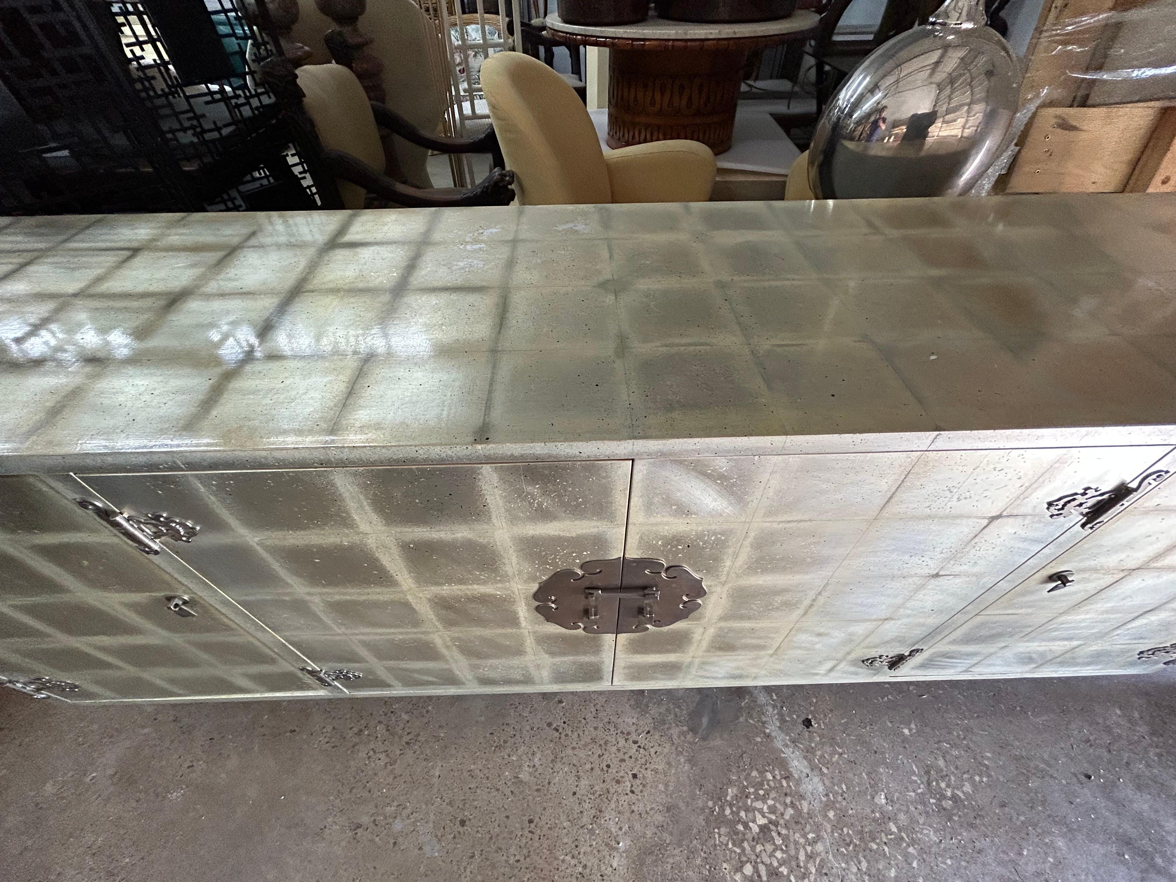 Große italienische vergoldete Silber-Anrichte (Holz) im Angebot