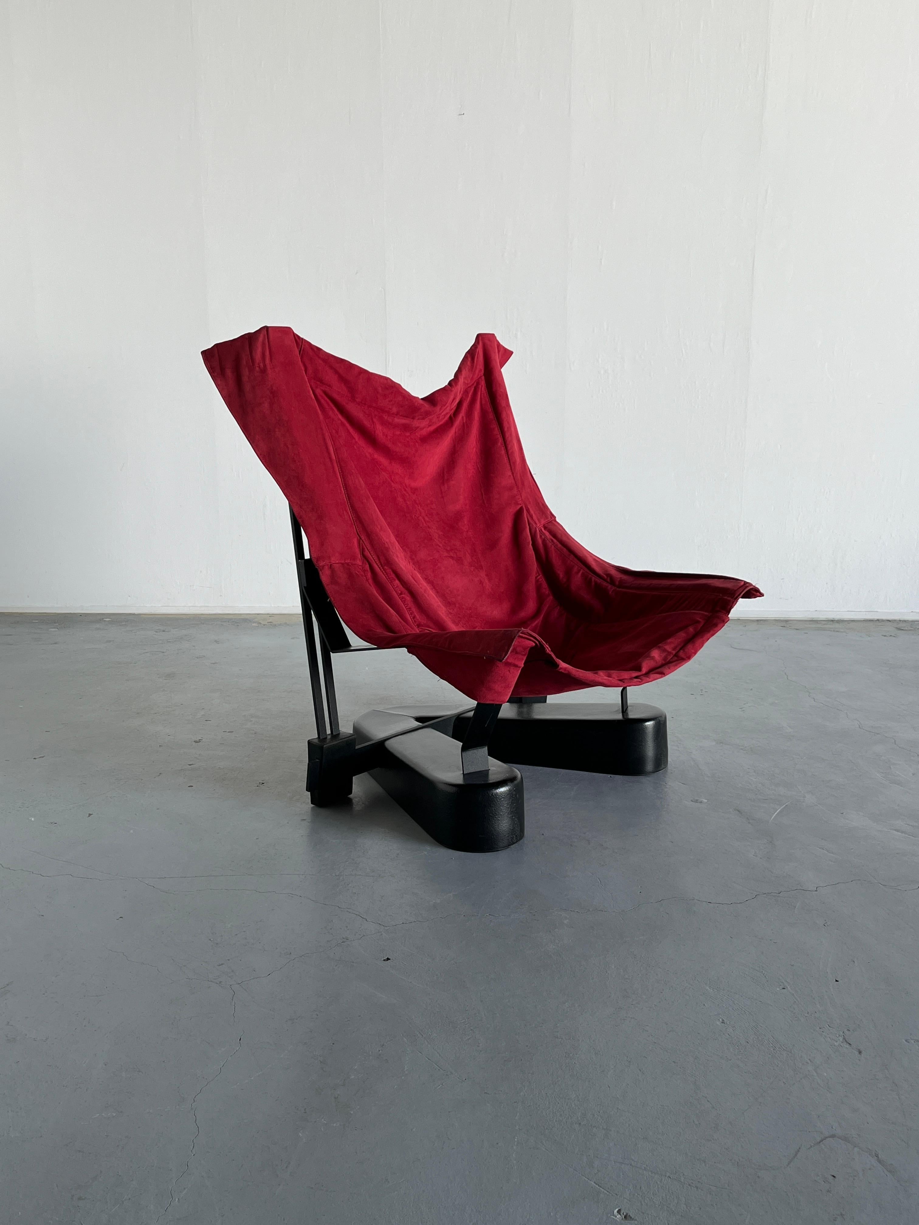 A peculiar Italian postmodern sling lounge chair, made from red suede upholstery and a metal construction.
No sign of the manufacturer, an unknown Italian production of the 1980s.

Overall in good condition with expected signs of age, as depicted in