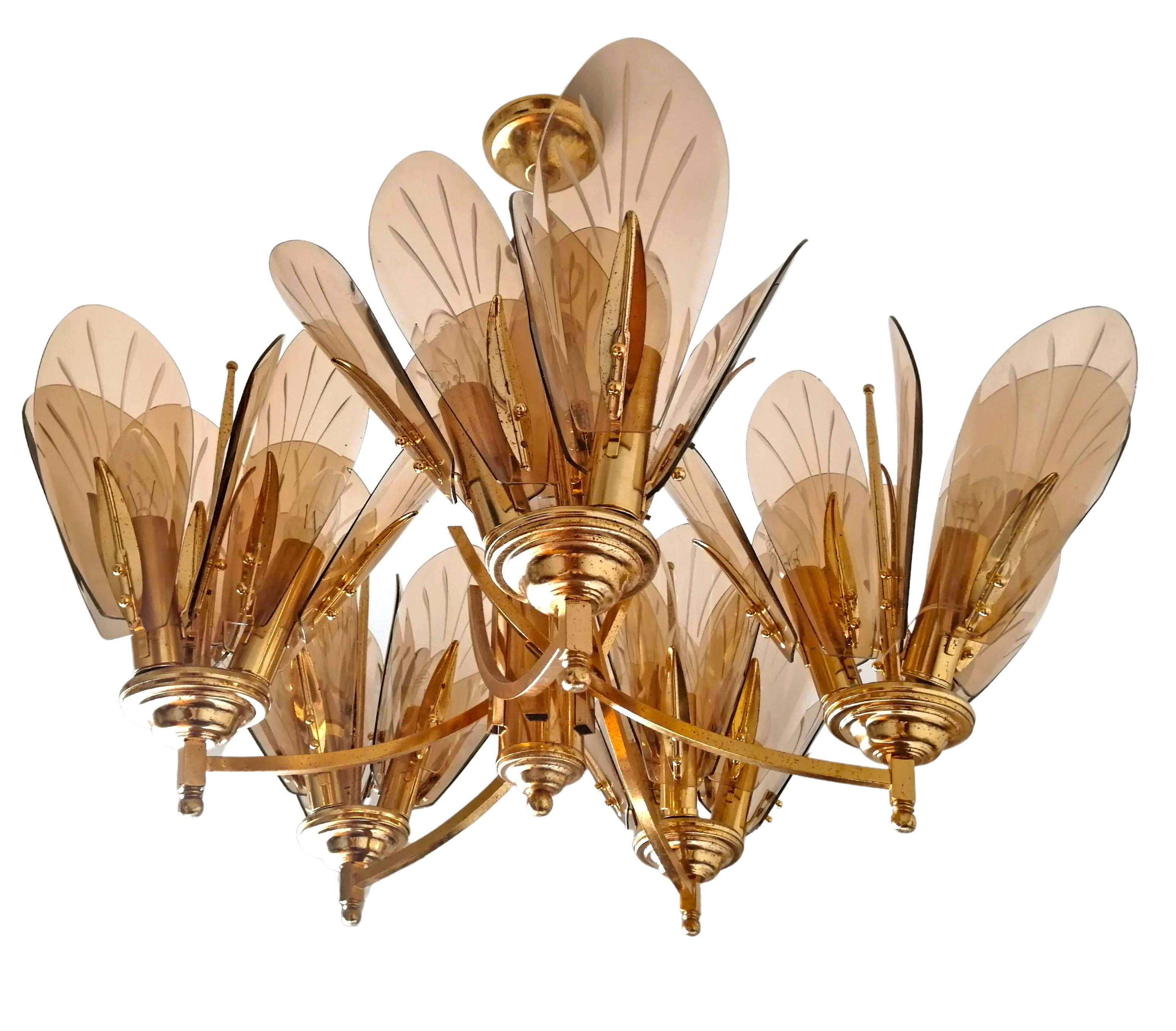 Fabulous Mid-Century Modern chandelier from the 1970s in the style of Fontana Arte. It holds 15 candelabra sockets.
Vintage condition, some patina to the brass and a few flea bites on glass consistent with age and use.

Dimensions
Height: 31.5