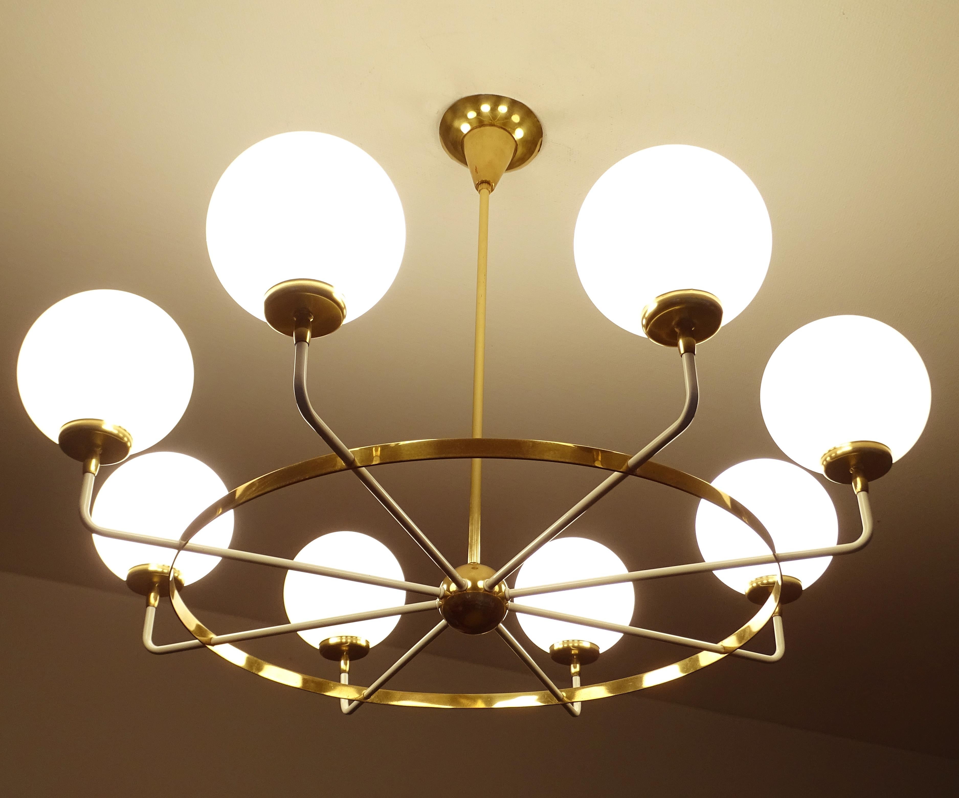  Large Stilnovo Pendant Light, Brass Glass Globes Design, 1950s   In Good Condition For Sale In Bremen, DE