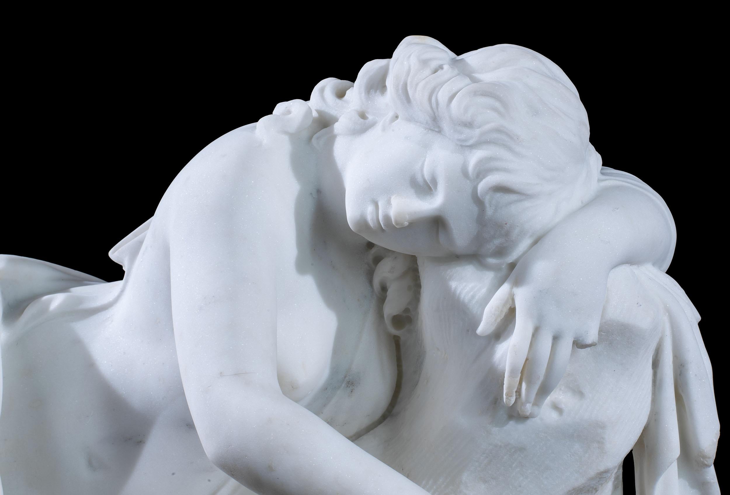 Une grande sculpture en marbre de carrare de l'école italienne représentant une nymphe endormie. La sculpture finement sculptée rappelle la représentation d'Ariane endormie, popularisée par la copie romaine de l'original hellénistique, la première