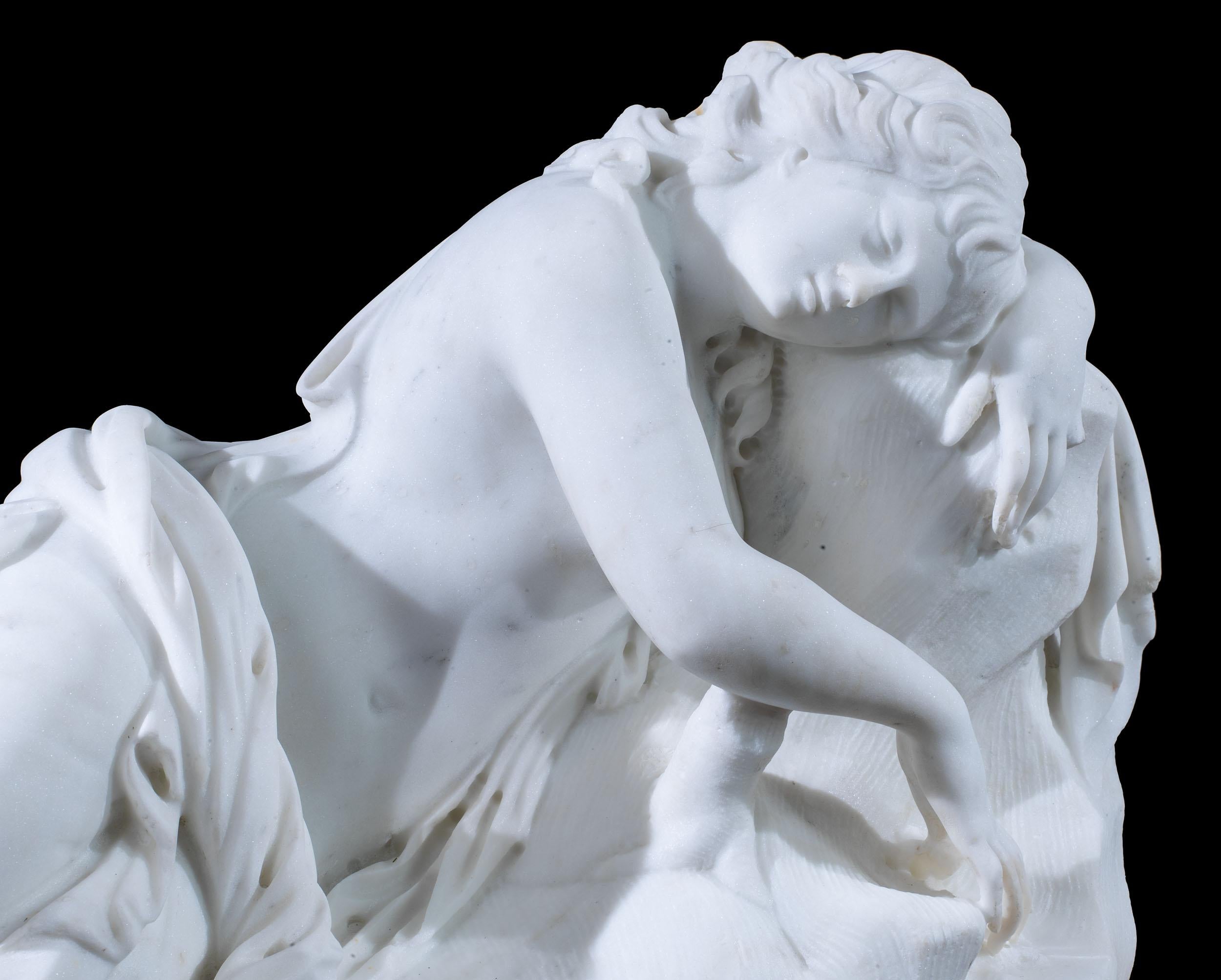 Sculpté à la main Grande statue italienne d'une nymphes endormie en vente