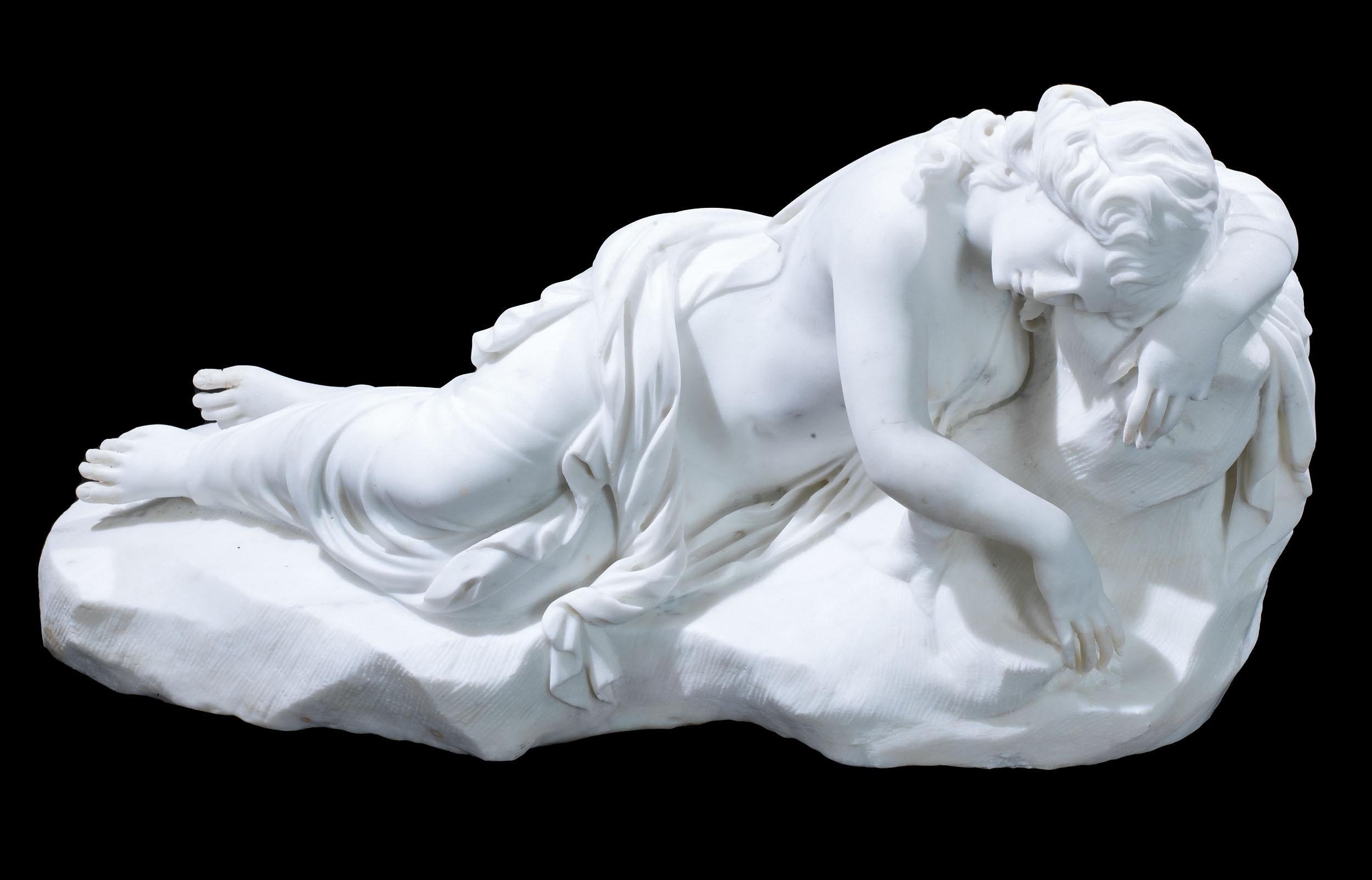 Große italienische Statue einer schlafenden Nymphe (Handgeschnitzt) im Angebot
