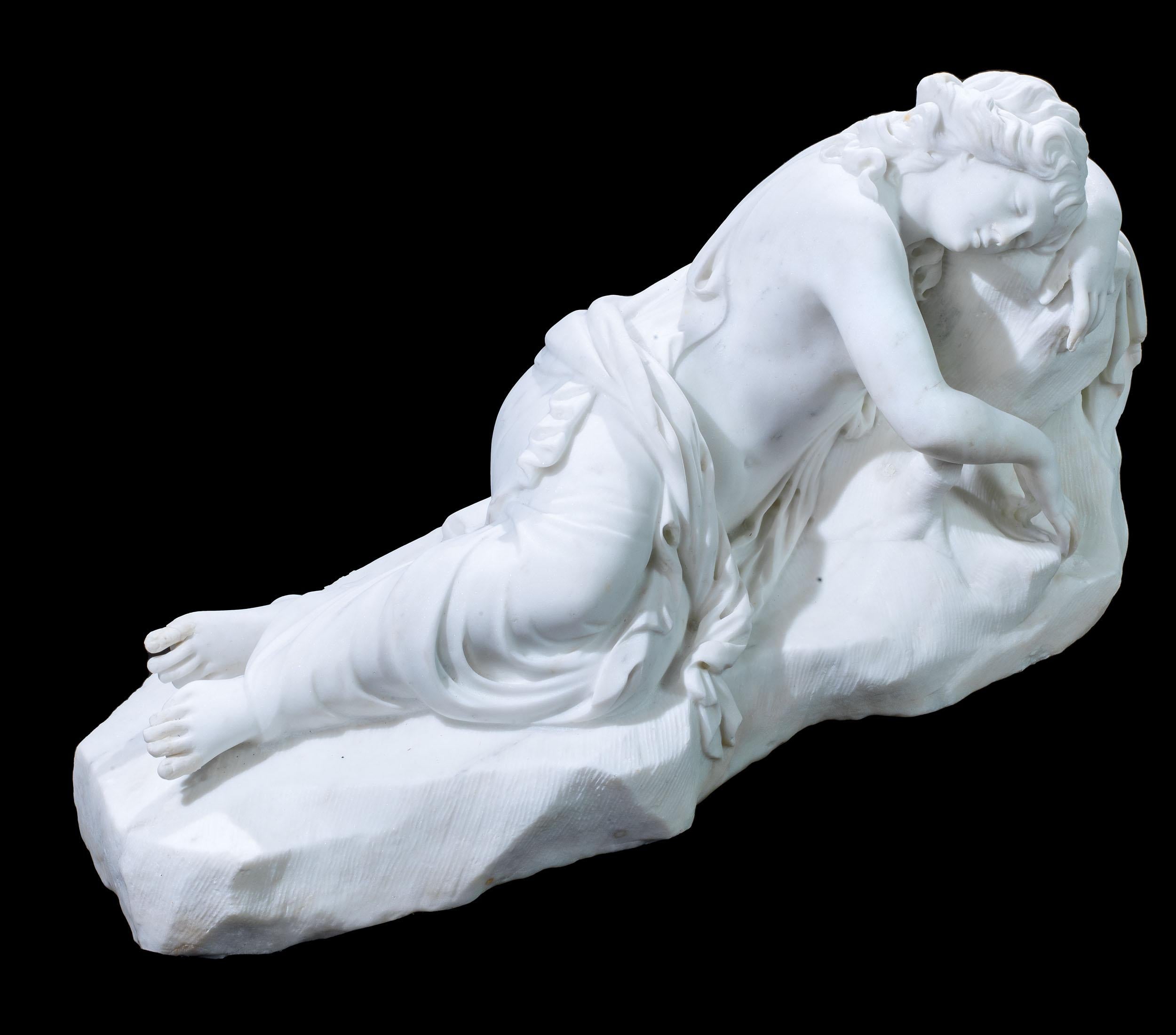 Grande statue italienne d'une nymphes endormie en vente 1