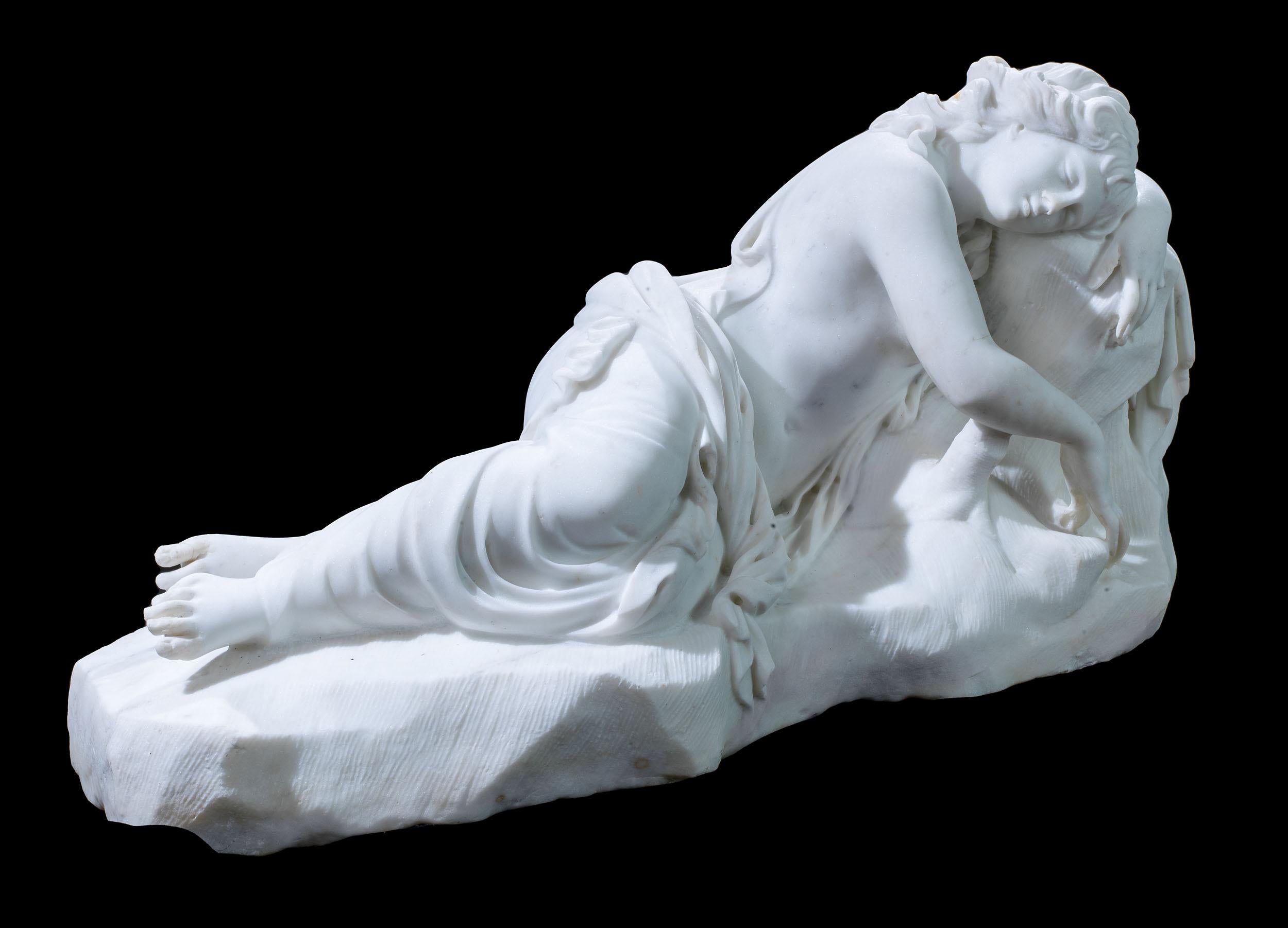 Grande statue italienne d'une nymphes endormie en vente 2