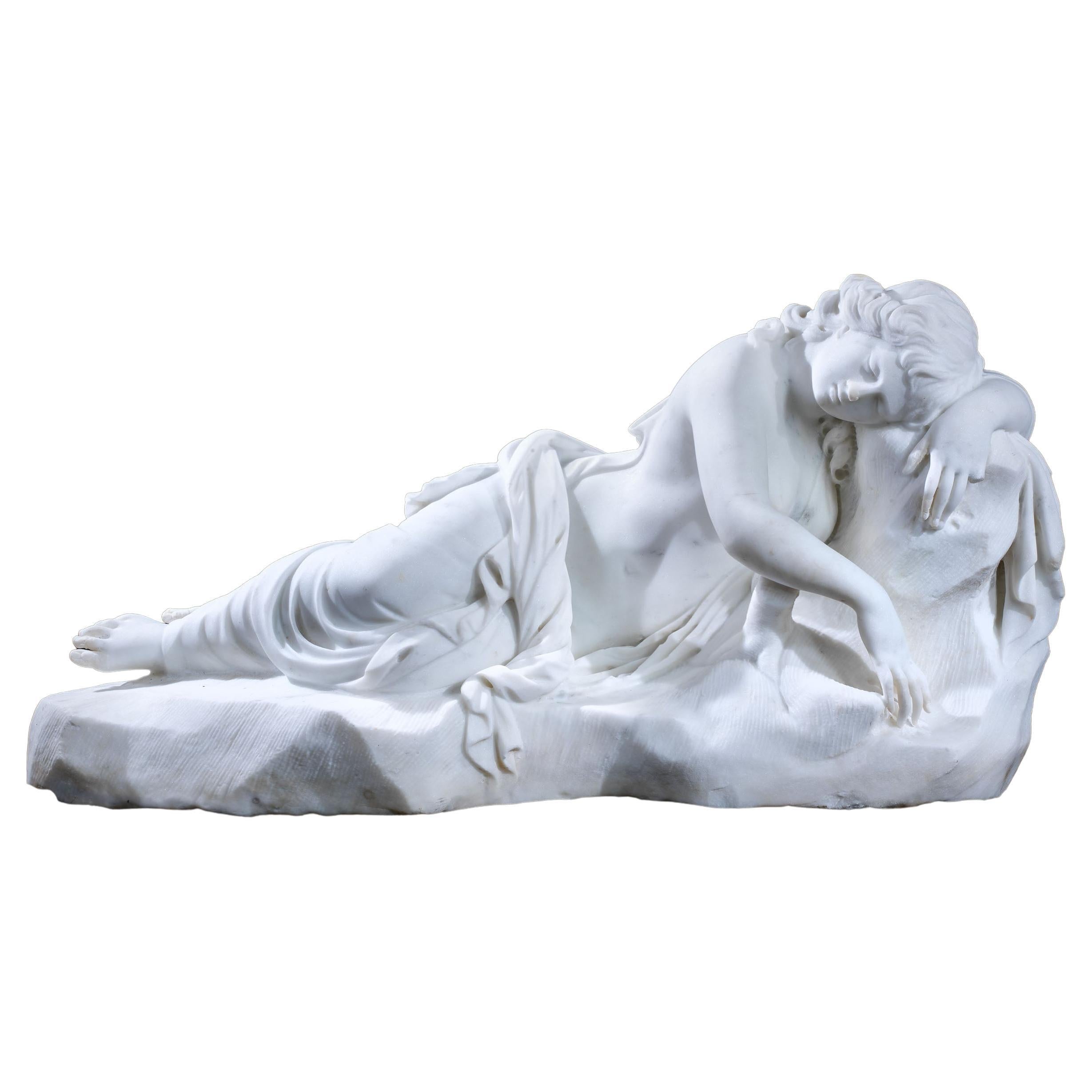 Grande statue italienne d'une nymphes endormie en vente