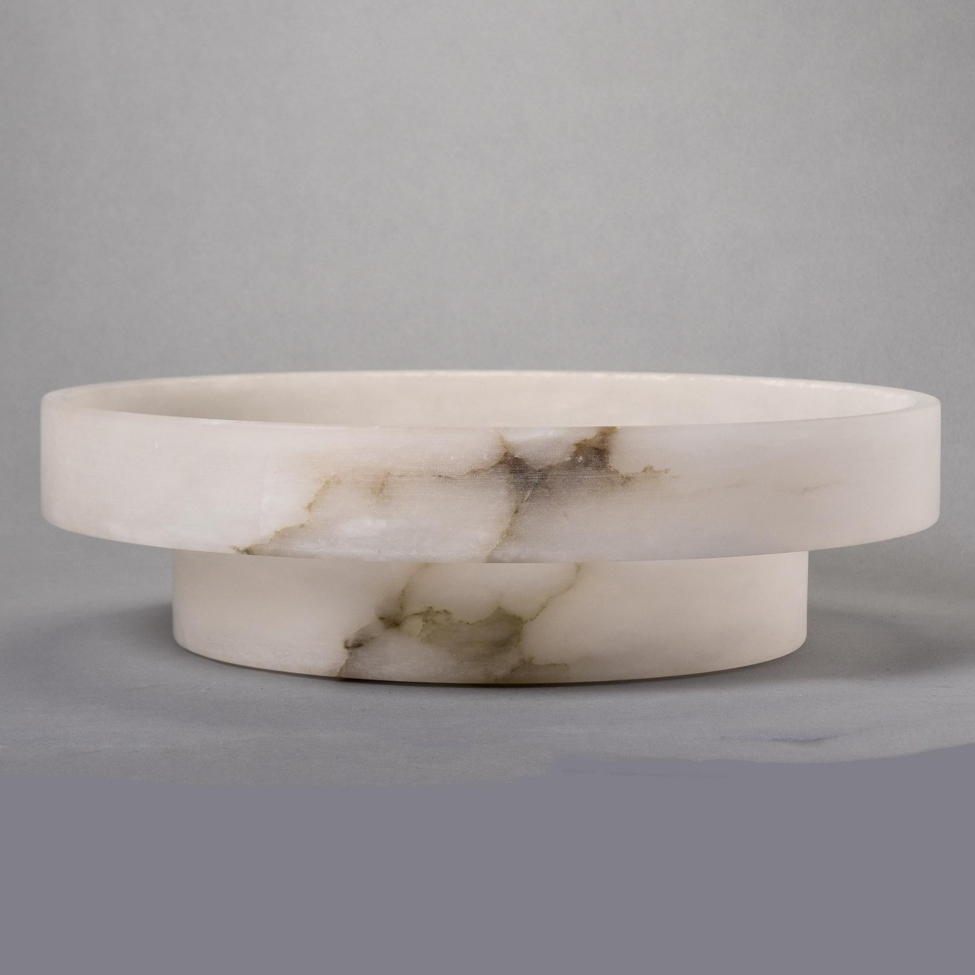 Trouvé en Italie, ce bol en albâtre peu profond et étagé est nouveau et a été créé et conçu par un membre d'une famille multigénérationnelle d'artisans de l'albâtre et du marbre. Le design Modern se caractérise par un bol peu profond de 13-3/4