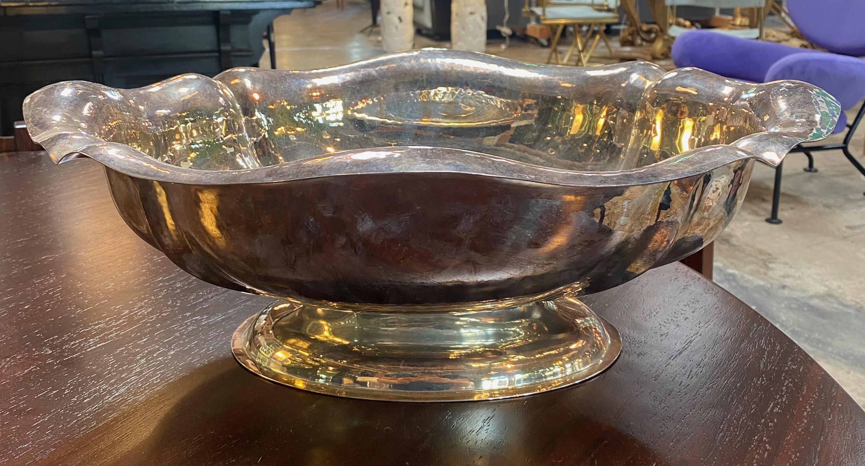 Large Italian sterling silver centerpiece bowl, 1950s.
Large traditional sterling silver centerpiece bowl. Curved sides and stepped foot. The Italian traditional bowl of early 1950s.
