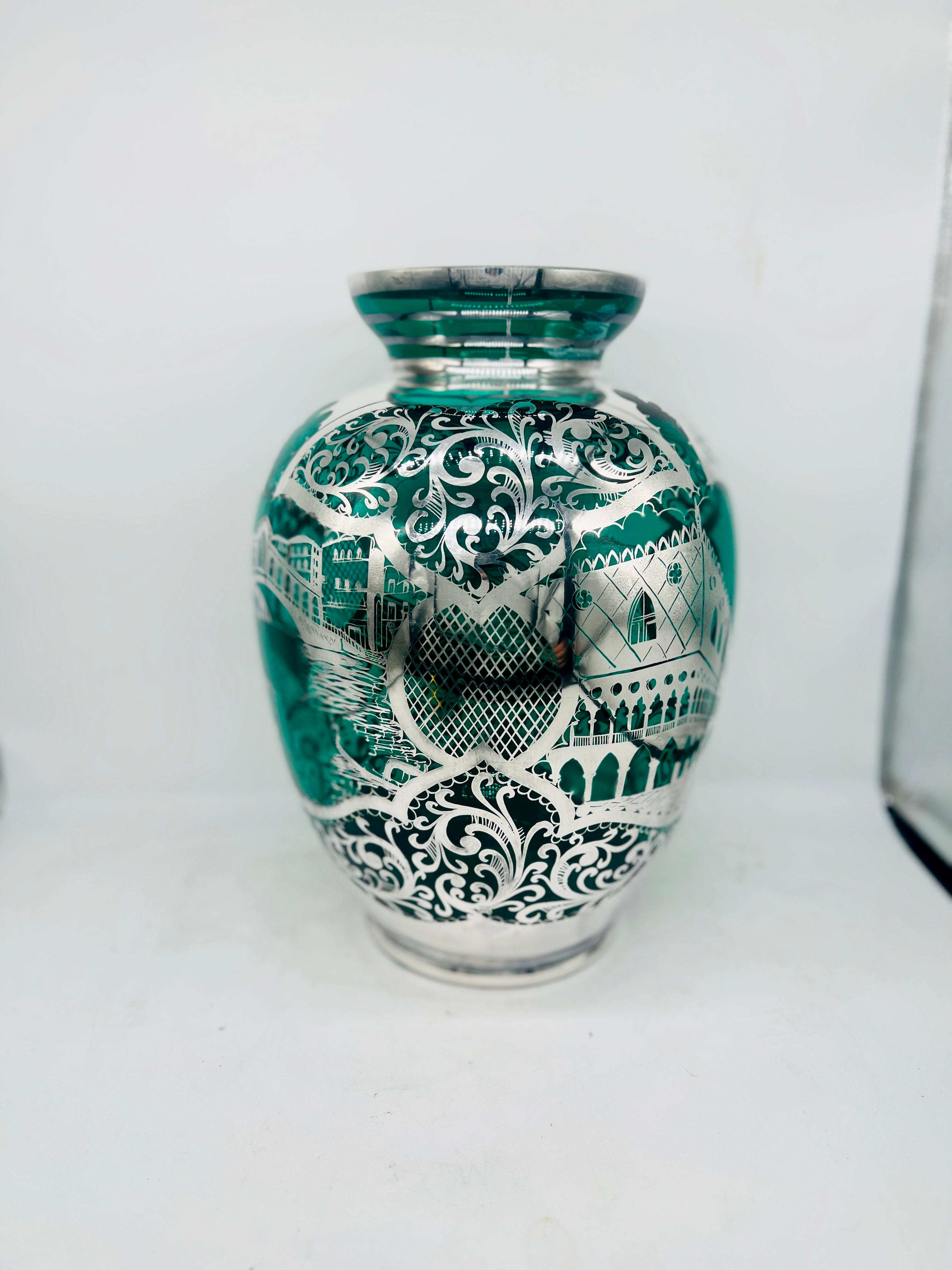 Große italienische Sterlingsilber-Vase mit Überzug, venezianische Szene, grünes Glas (Art nouveau) im Angebot