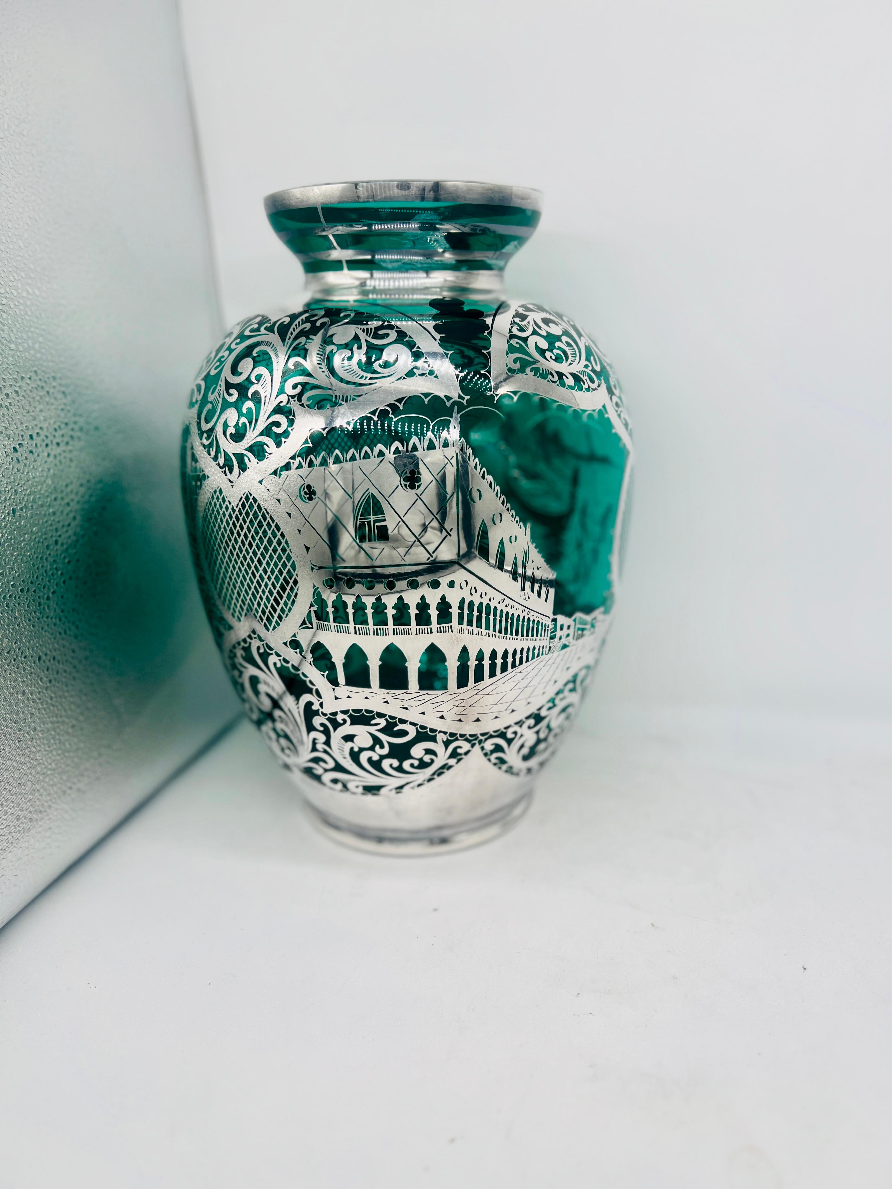 Große italienische Sterlingsilber-Vase mit Überzug, venezianische Szene, grünes Glas (Italienisch) im Angebot