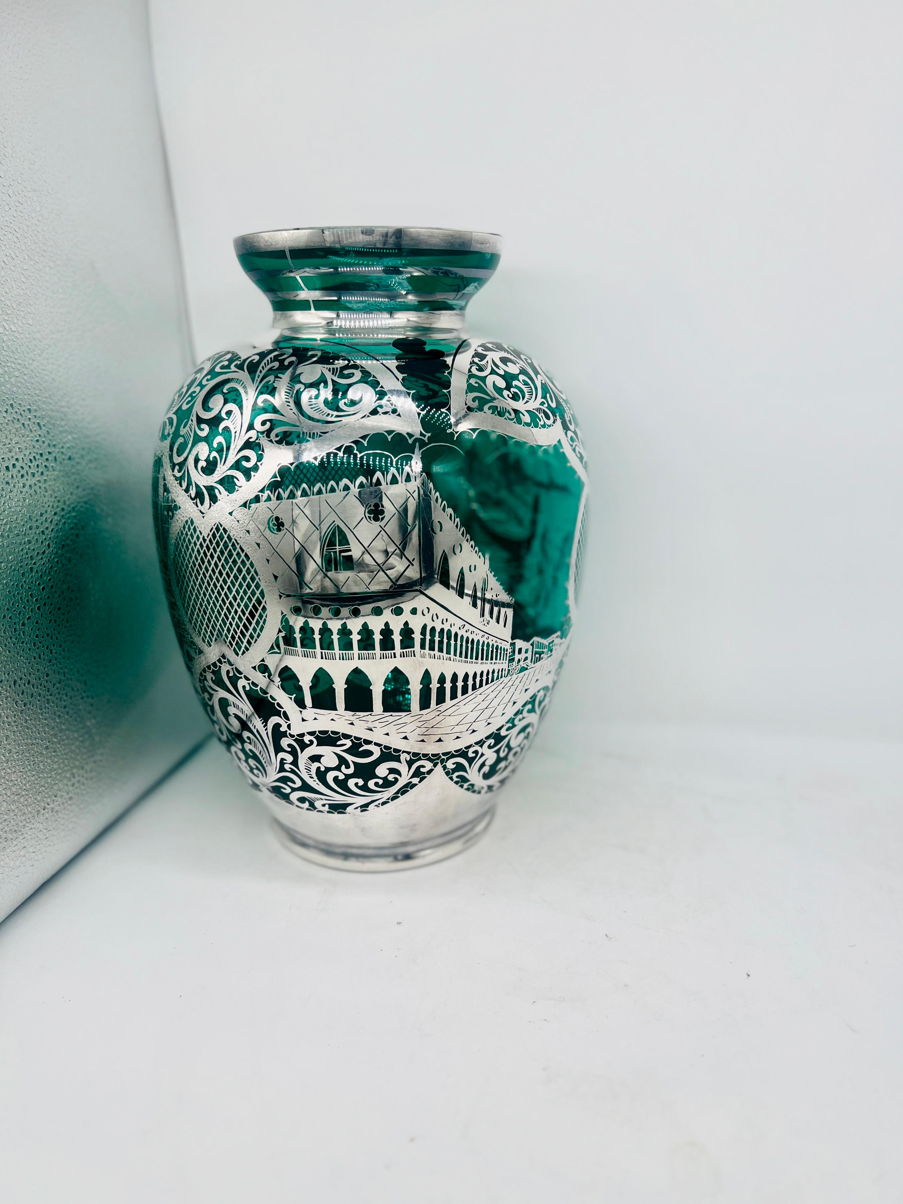 Große italienische Sterlingsilber-Vase mit Überzug, venezianische Szene, grünes Glas im Zustand „Gut“ im Angebot in Atlanta, GA