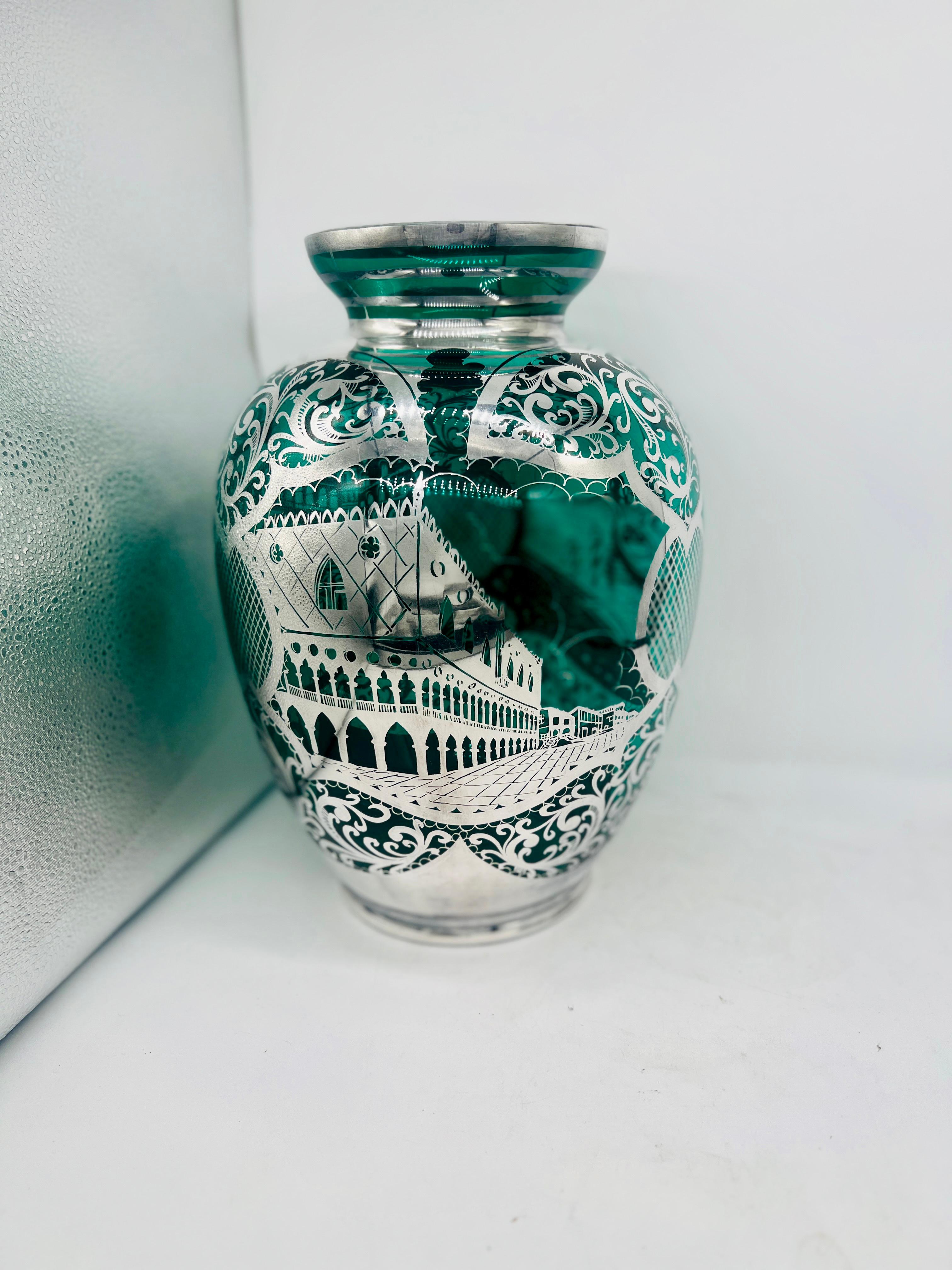 Große italienische Sterlingsilber-Vase mit Überzug, venezianische Szene, grünes Glas (20. Jahrhundert) im Angebot