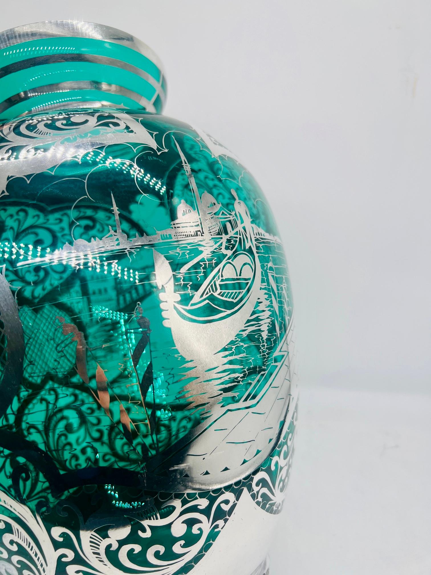 Große italienische Sterlingsilber-Vase mit Überzug, venezianische Szene, grünes Glas im Angebot 3