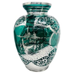 Grand vase italien en verre vert incrusté d'argent sterling représentant une scène vénitienne