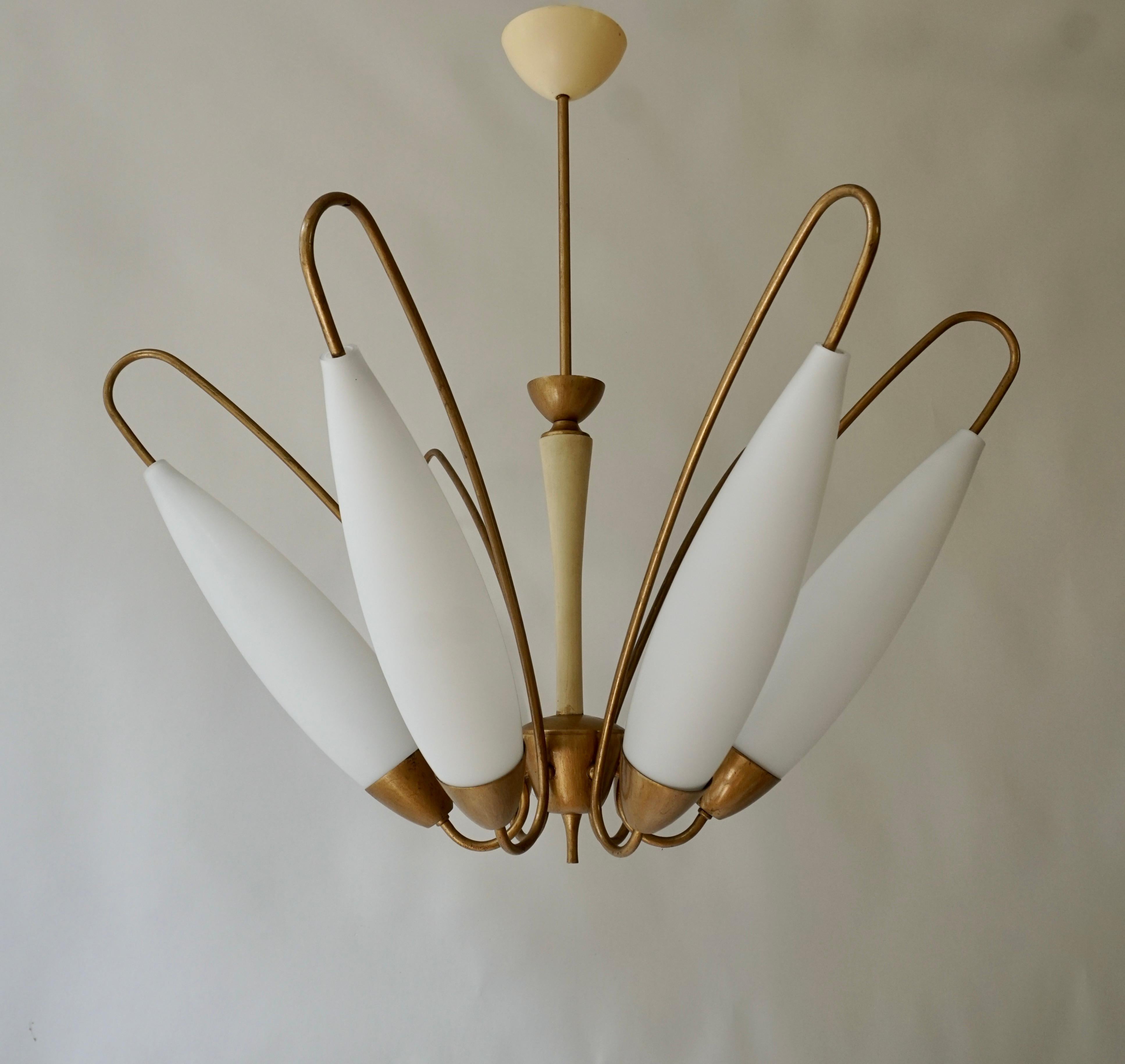 Grand lustre italien en opaline de Stilnovo.

Lustre Stilnovo du milieu du siècle, très inhabituel, avec un corps central en laiton et émail blanc. Six bras en boucle en laiton rayonnent à partir du corps pour soutenir les diffuseurs en verre opale