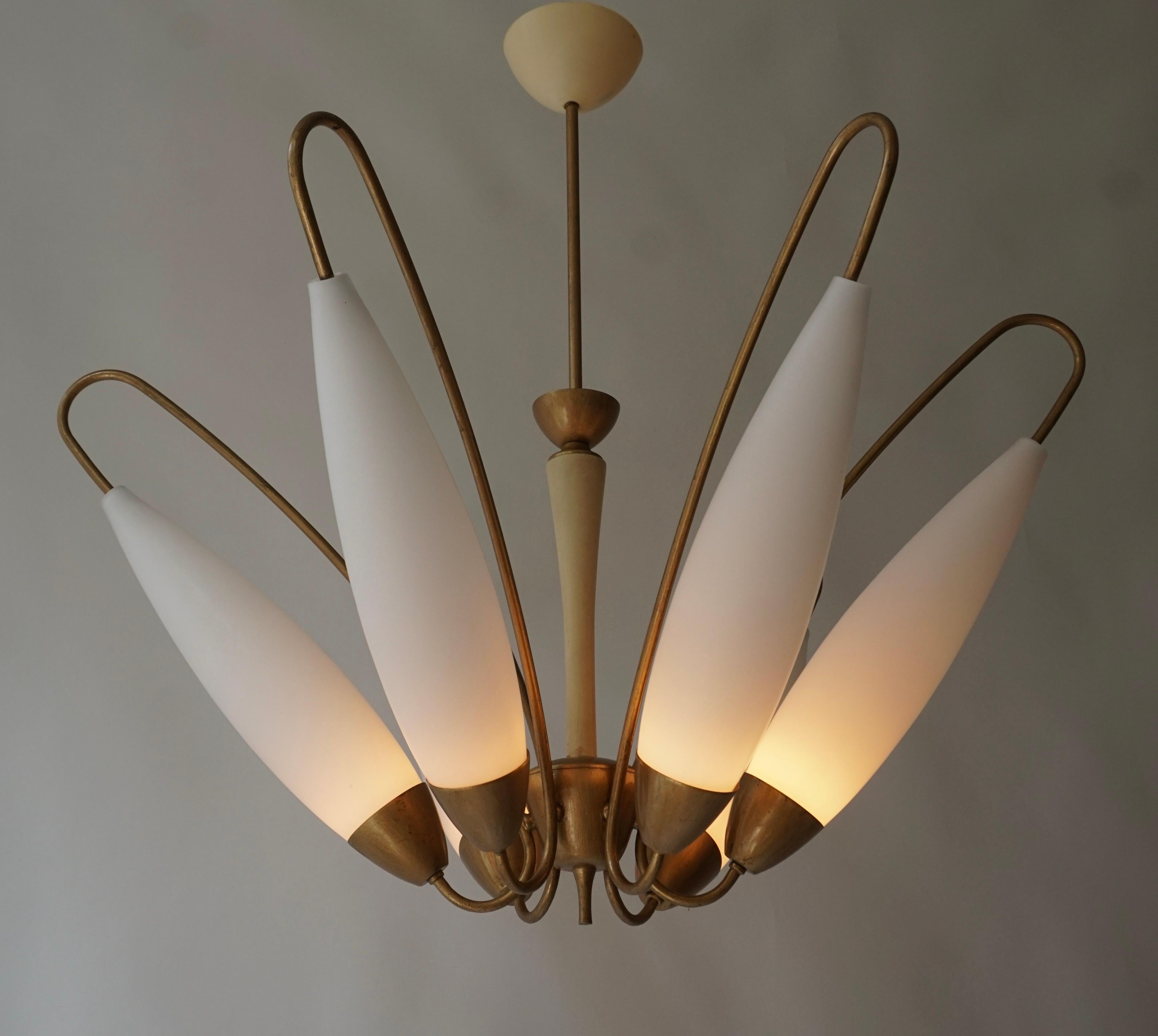 20ième siècle Grand lustre italien Stilnovo en opaline