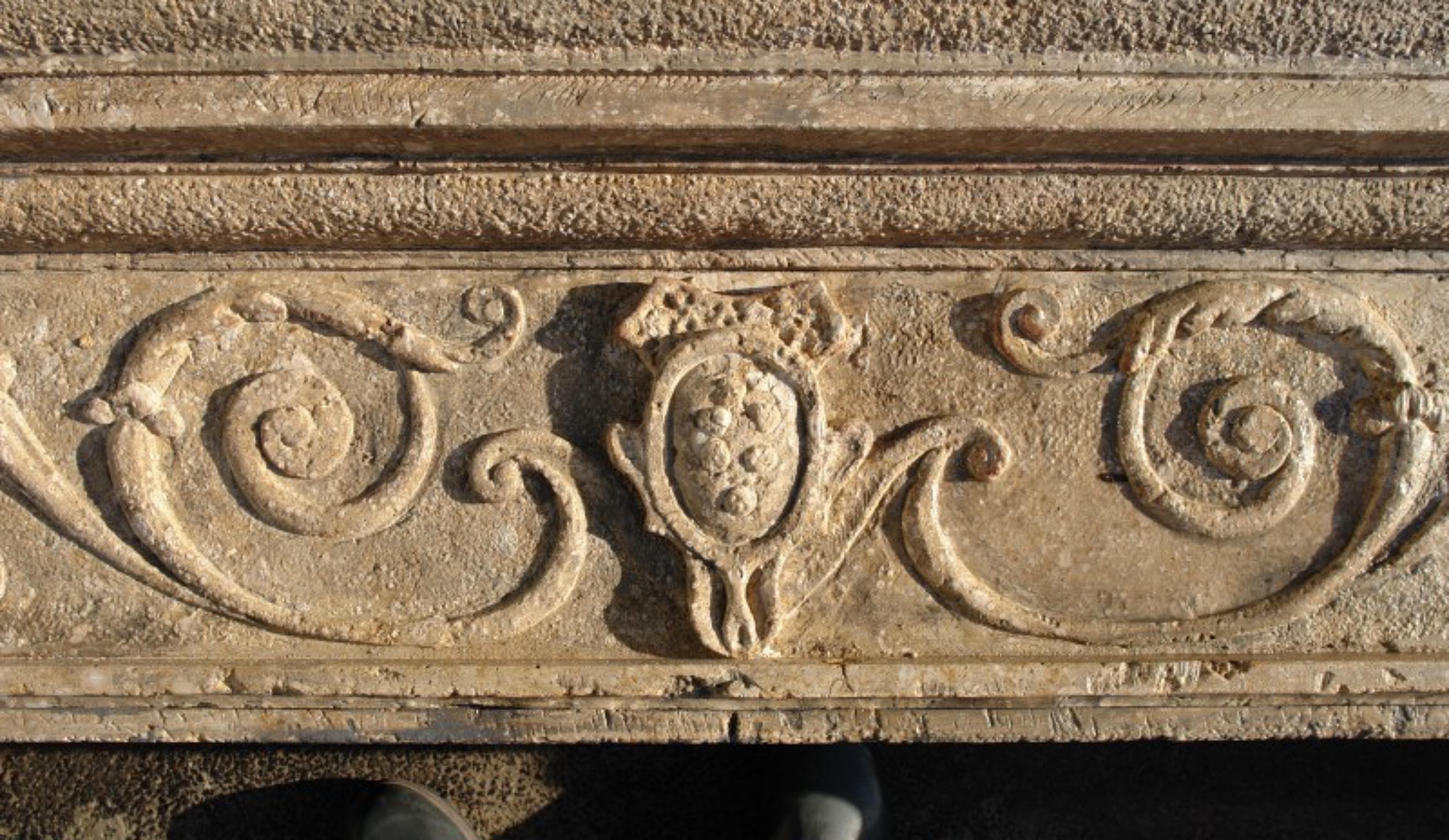 Großer italienischer Steinkamin mit mittelalterlichem Emblem, frühes 20. Jahrhundert (Italienisch) im Angebot