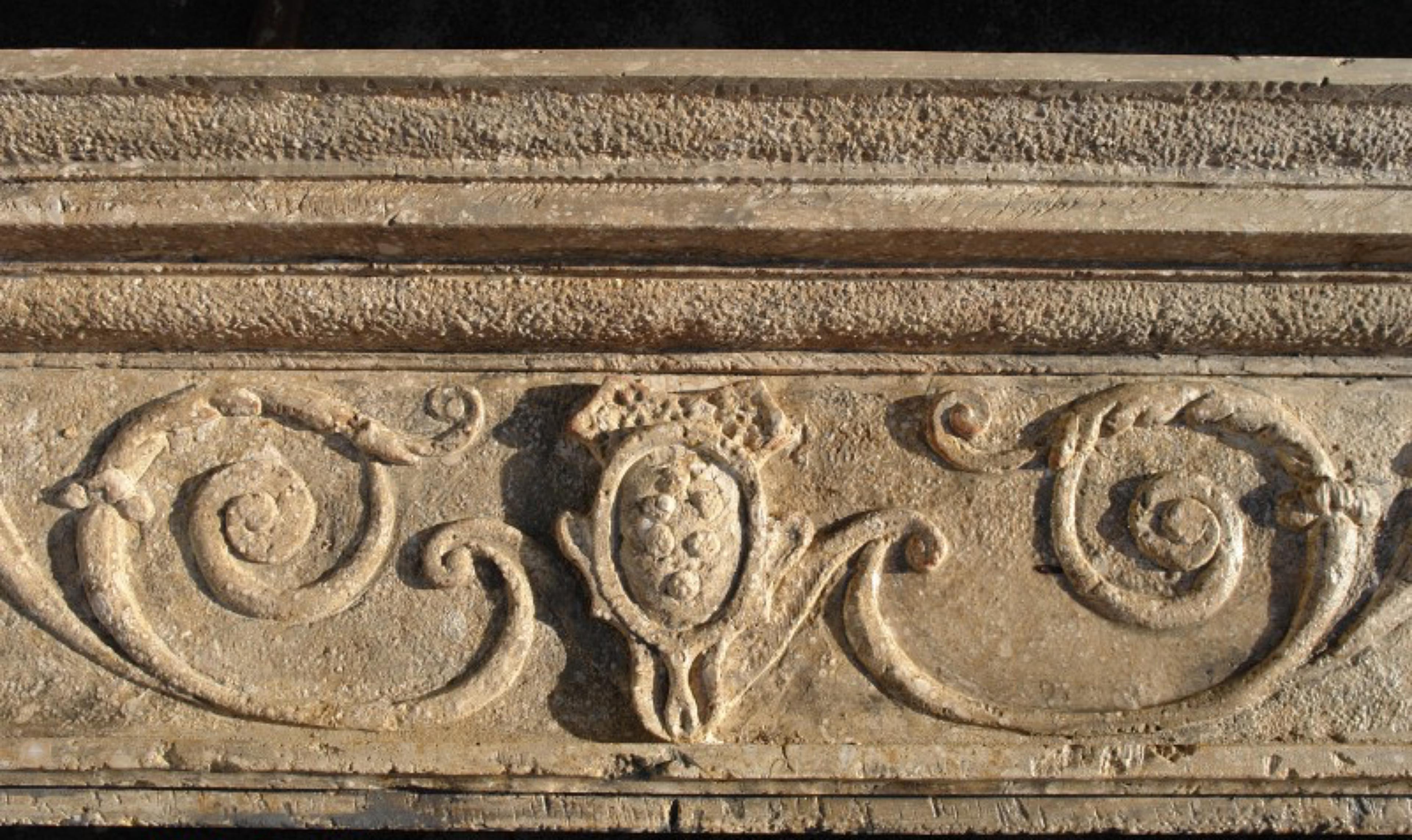 Großer italienischer Steinkamin mit mittelalterlichem Emblem, frühes 20. Jahrhundert (Handgefertigt) im Angebot
