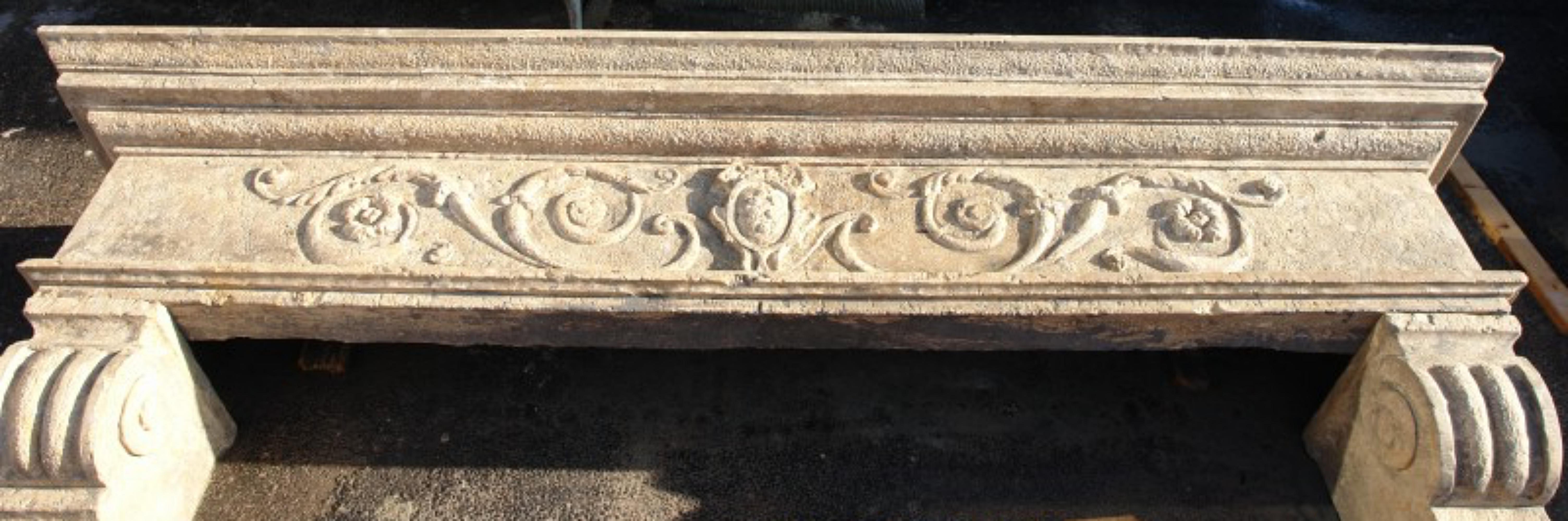 Großer italienischer Steinkamin mit mittelalterlichem Emblem, frühes 20. Jahrhundert im Zustand „Gut“ im Angebot in Madrid, ES