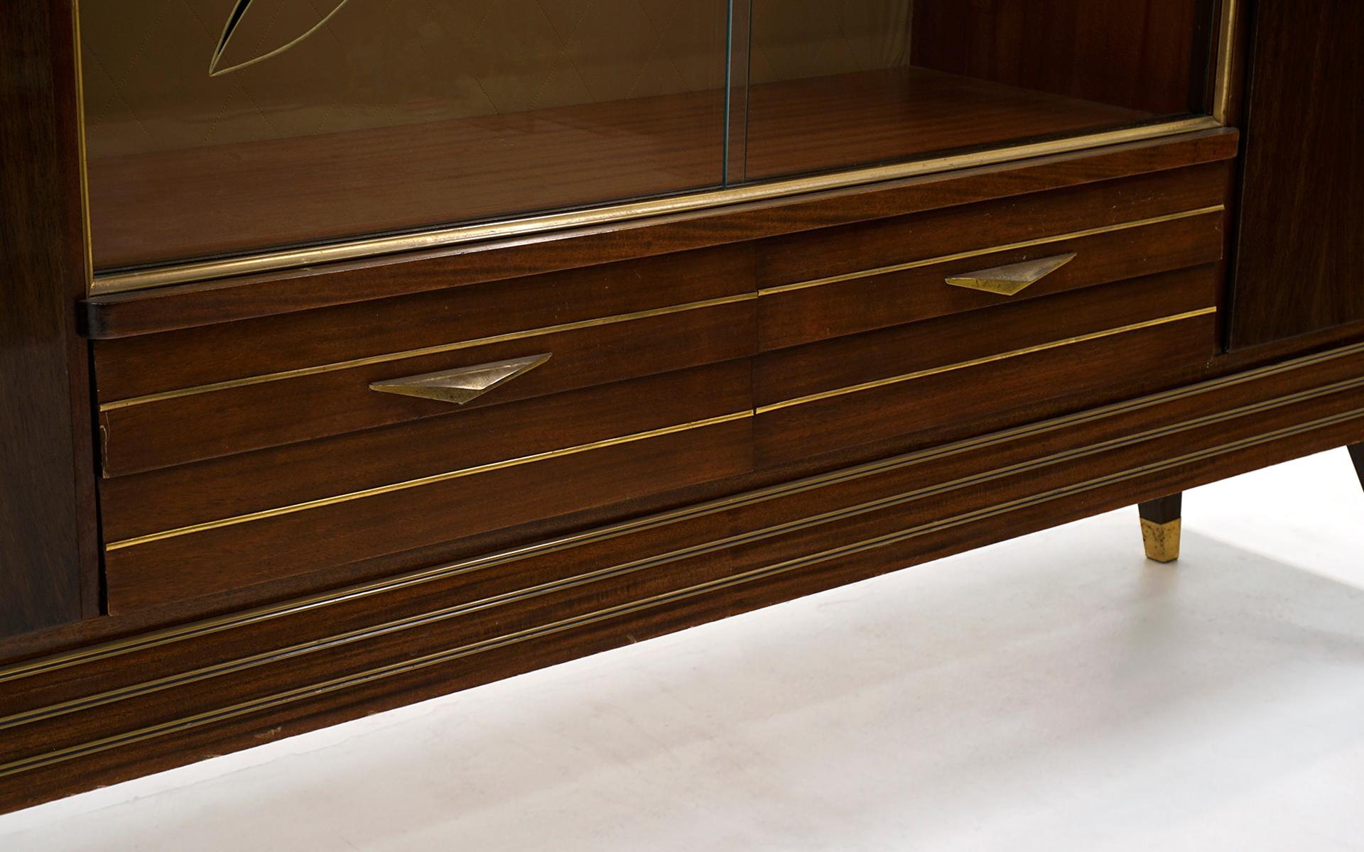 Mid-Century Modern Grand meuble de rangement / buffet italien en acajou rayé:: portes en verre coulissantes en vente