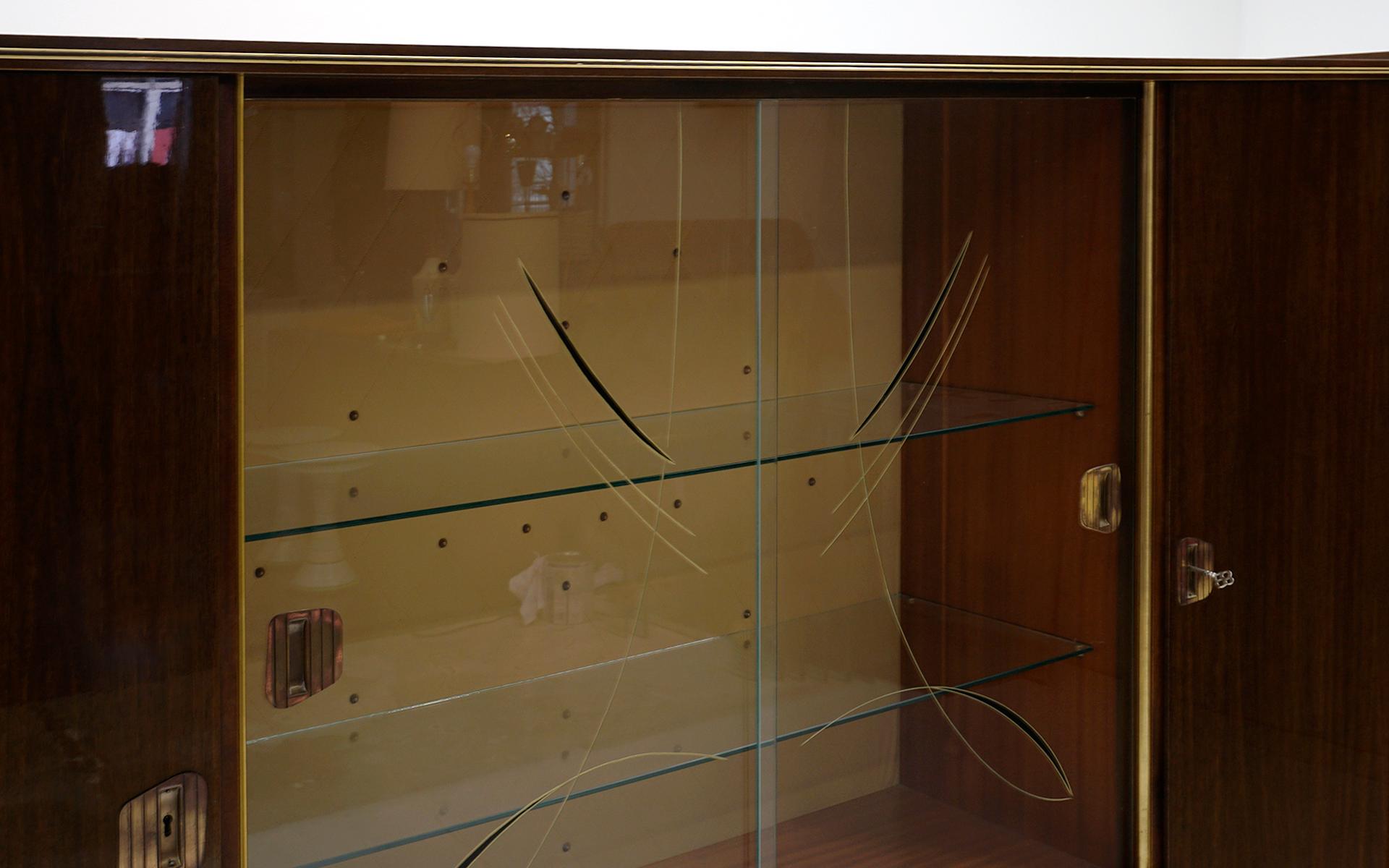 Großer italienischer Aufbewahrungsschrank / Sideboard:: gestreiftes Mahagoni:: Schiebeglastüren (Mitte des 20. Jahrhunderts) im Angebot