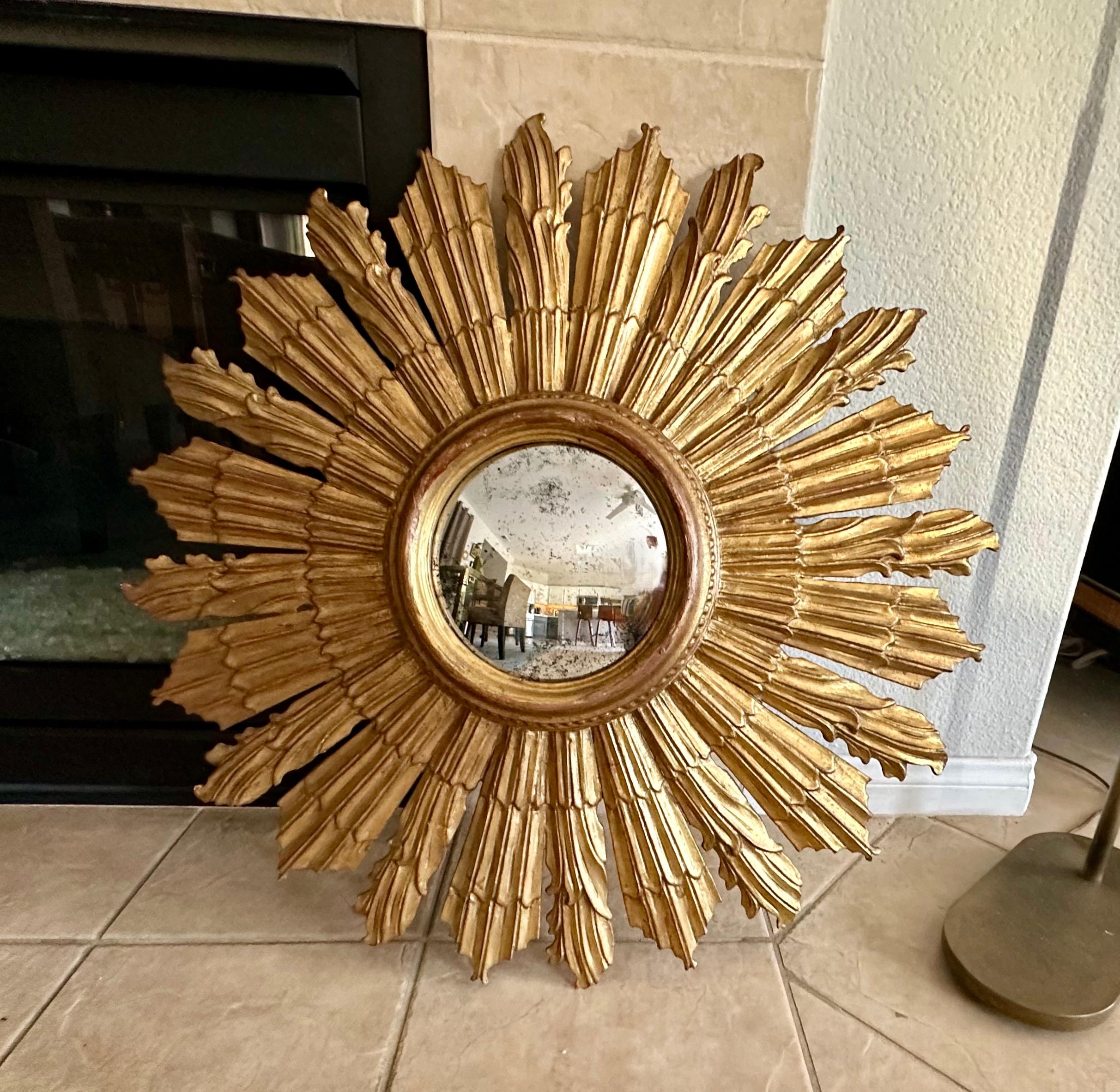 Large Italian Sunburst Giltwood Convex Wall Mirror In Good Condition For Sale In Palm Springs, CA