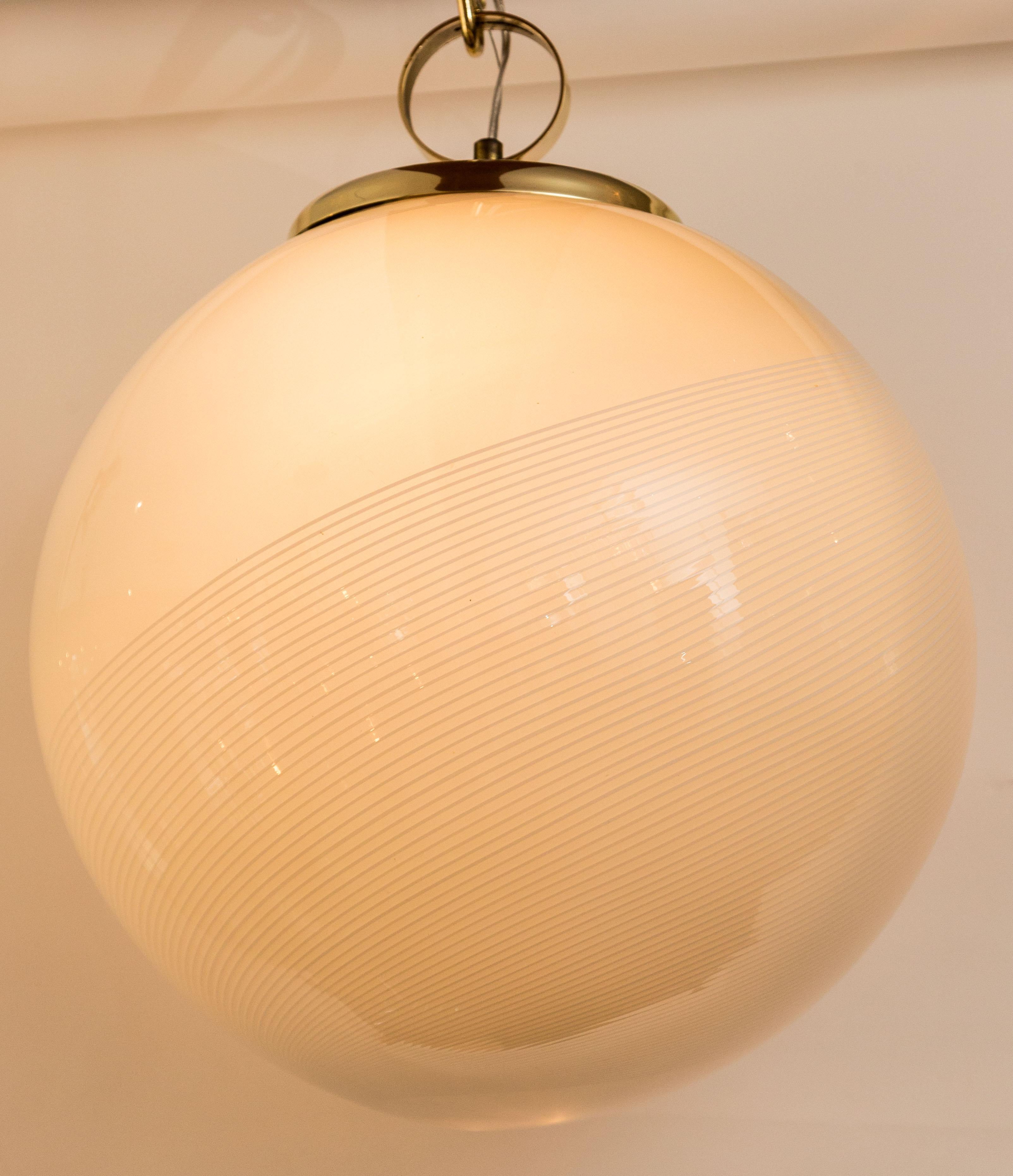 Italiano Grande lampada a globo a spirale italiana, 1960ca in vendita