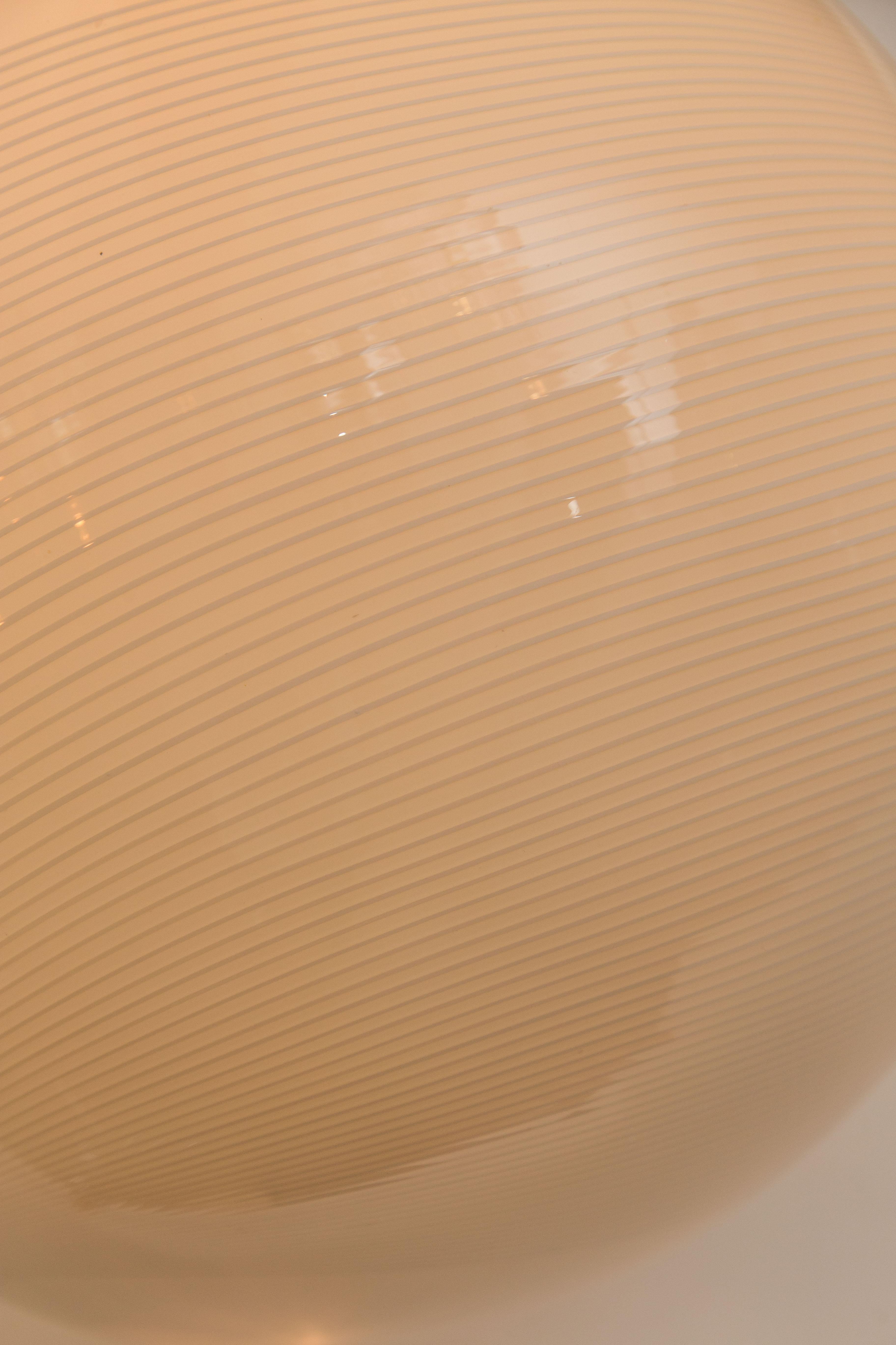 Grande lampada a globo a spirale italiana, 1960ca In condizioni buone in vendita a Westport, CT