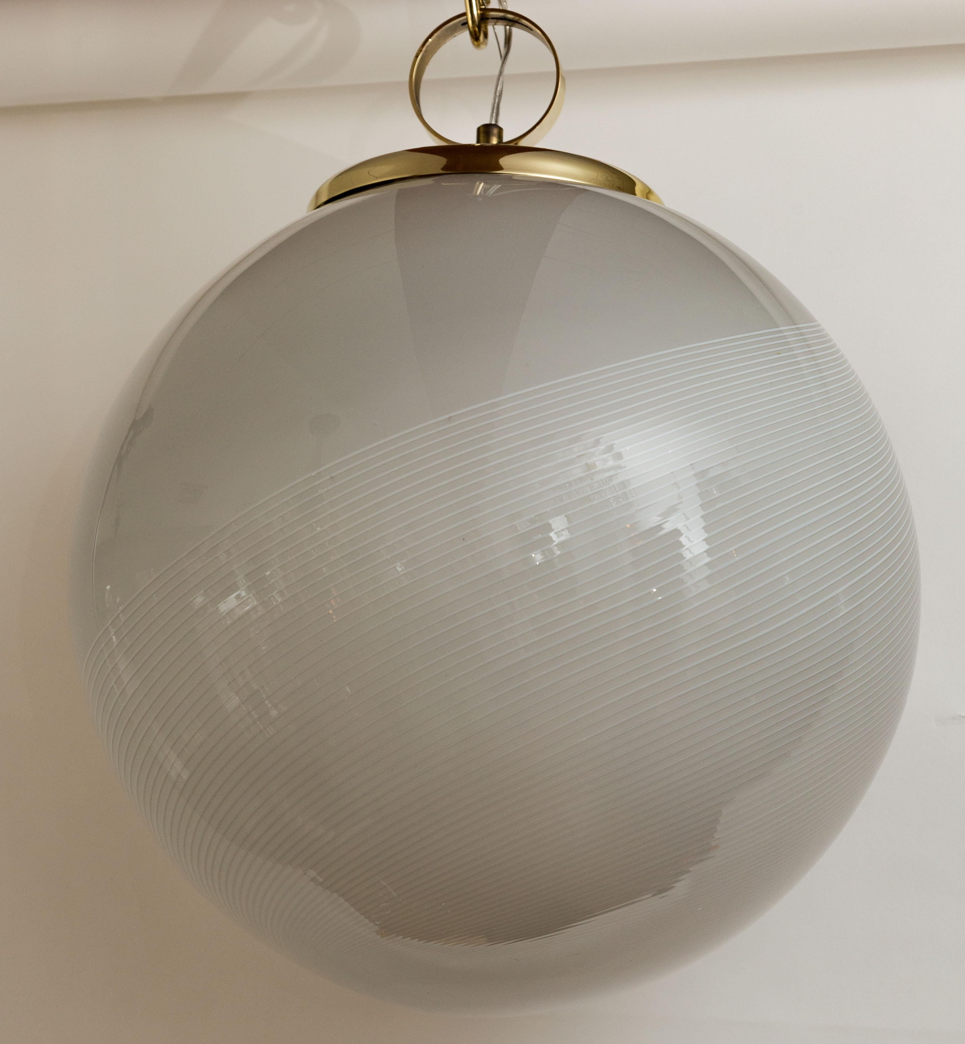 Vetro soffiato Grande lampada a globo a spirale italiana, 1960ca in vendita