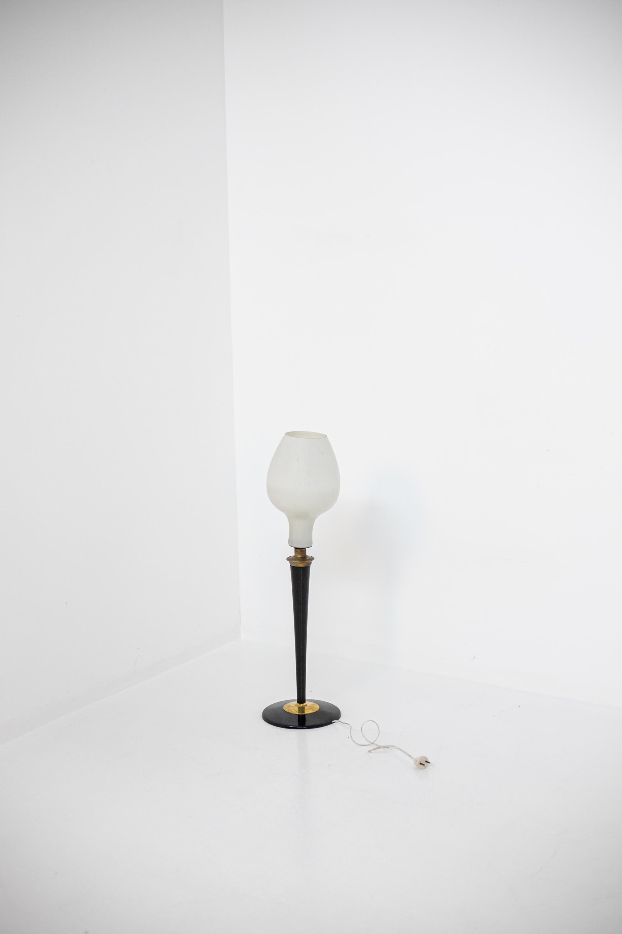 Grande lampe de bureau italienne en verre opale, bois et laiton en vente 4