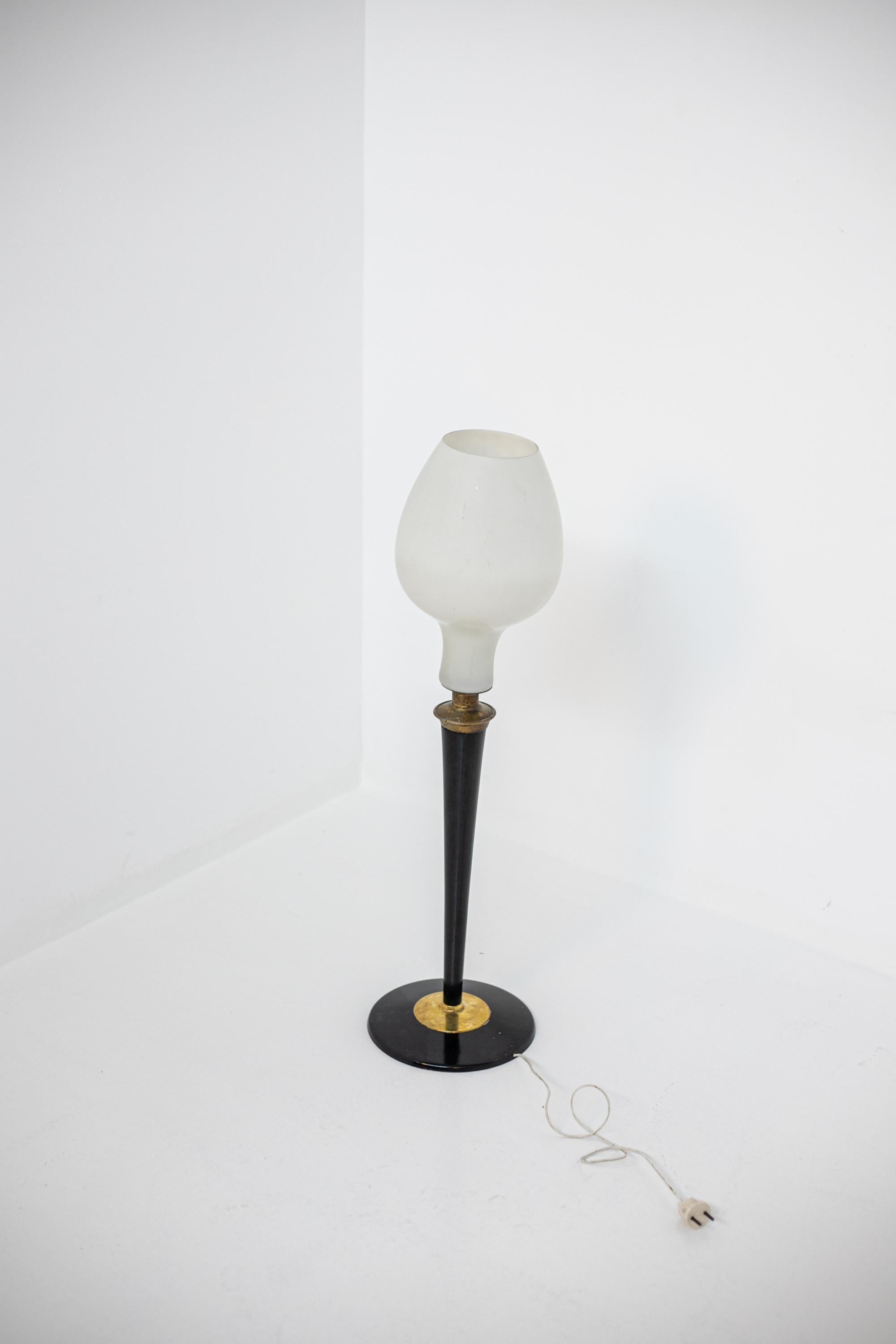 Grande lampe de bureau italienne en verre opale, bois et laiton en vente 6