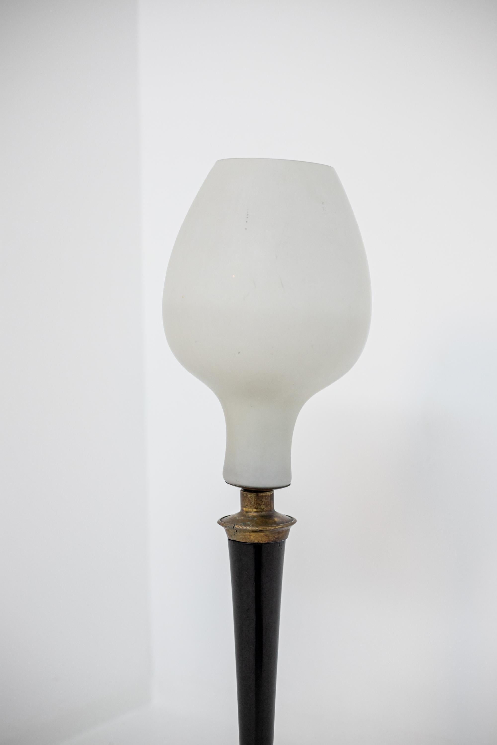 Grande lampe de bureau italienne en verre opale, bois et laiton en vente 9