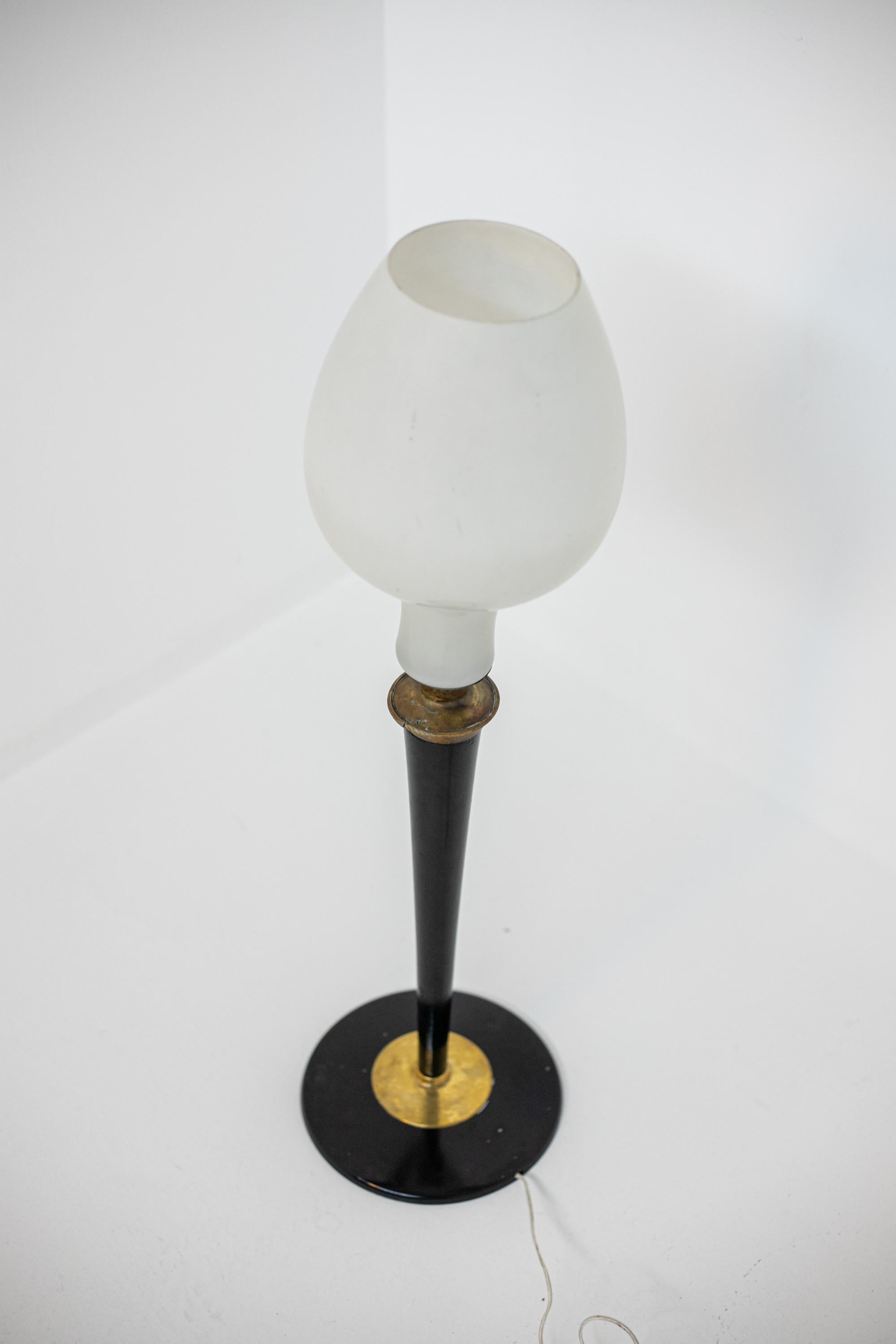 Mid-Century Modern Grande lampe de bureau italienne en verre opale, bois et laiton en vente