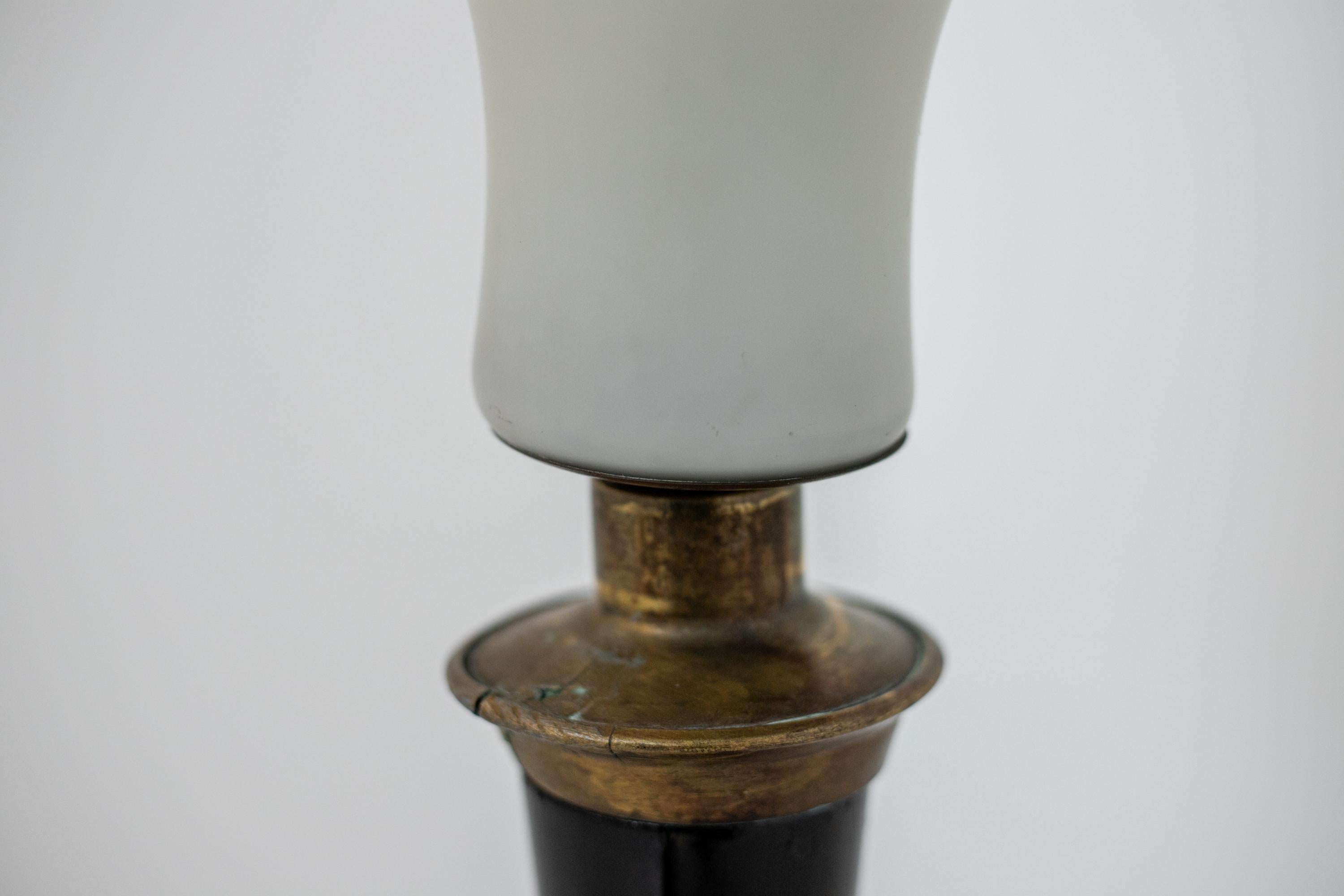 Grande lampe de bureau italienne en verre opale, bois et laiton en vente 1