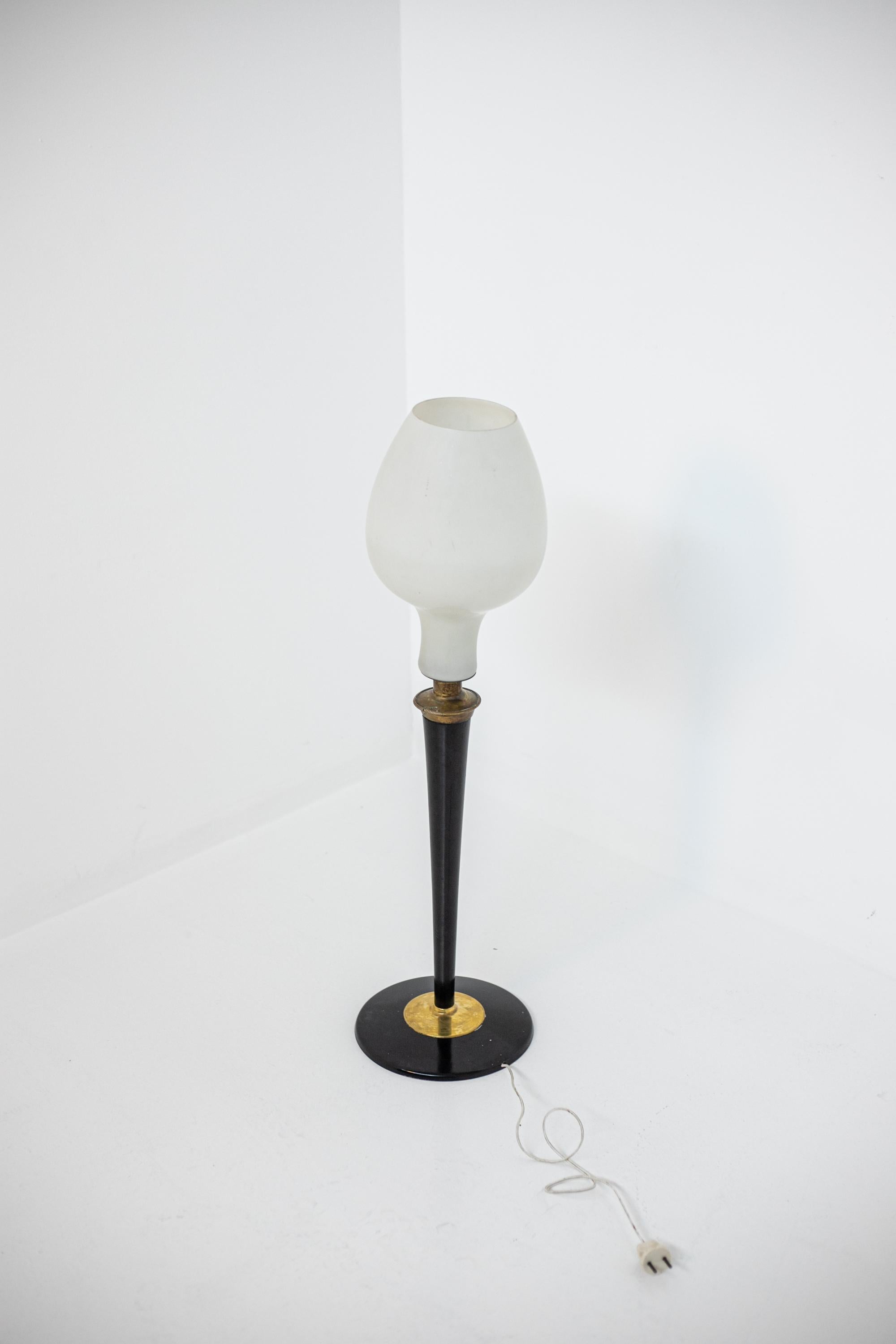 Grande lampe de bureau italienne en verre opale, bois et laiton en vente 3