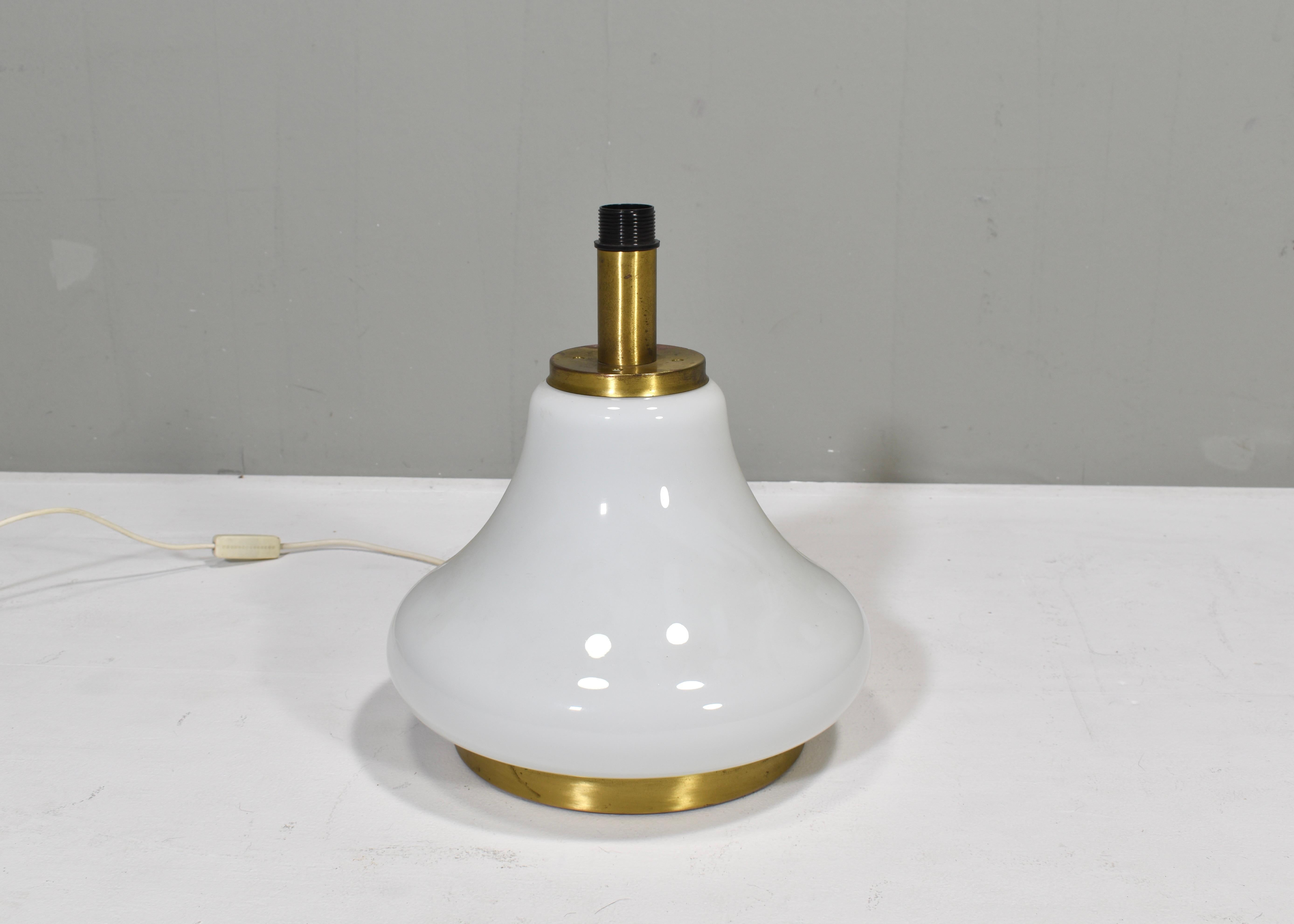 Grande lampe de table italienne en verre opalin et laiton - années 1970 en vente 4