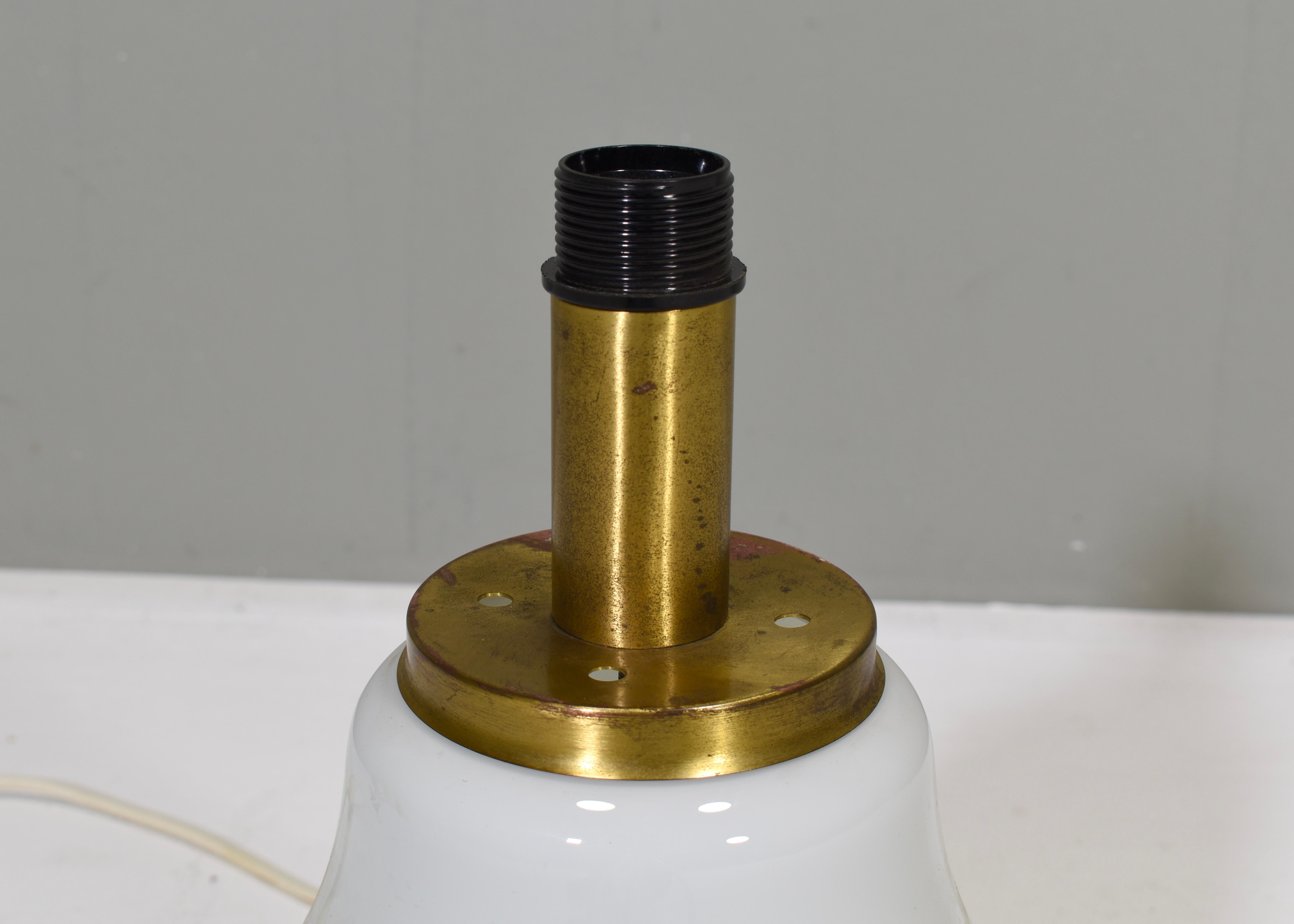 Grande lampe de table italienne en verre opalin et laiton - années 1970 en vente 5
