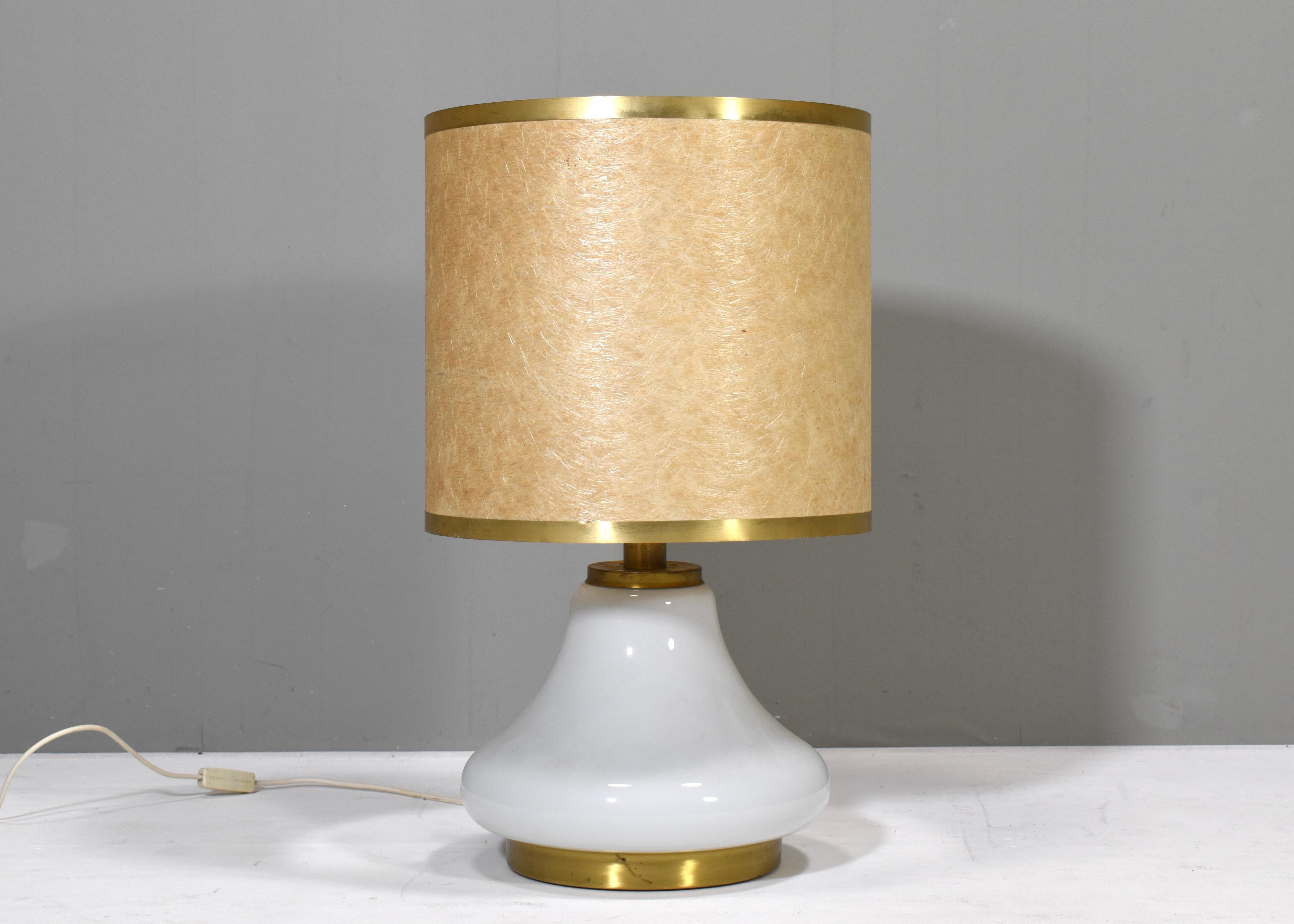 Lampe de table italienne des années 1970 en verre opalin et détails en laiton. Le bas et le haut de la lampe peuvent être allumés et éteints séparément ou ensemble.

Designer : Inconnu
Fabricant : Inconnu
Pays : Italie
Modèle : lampe de